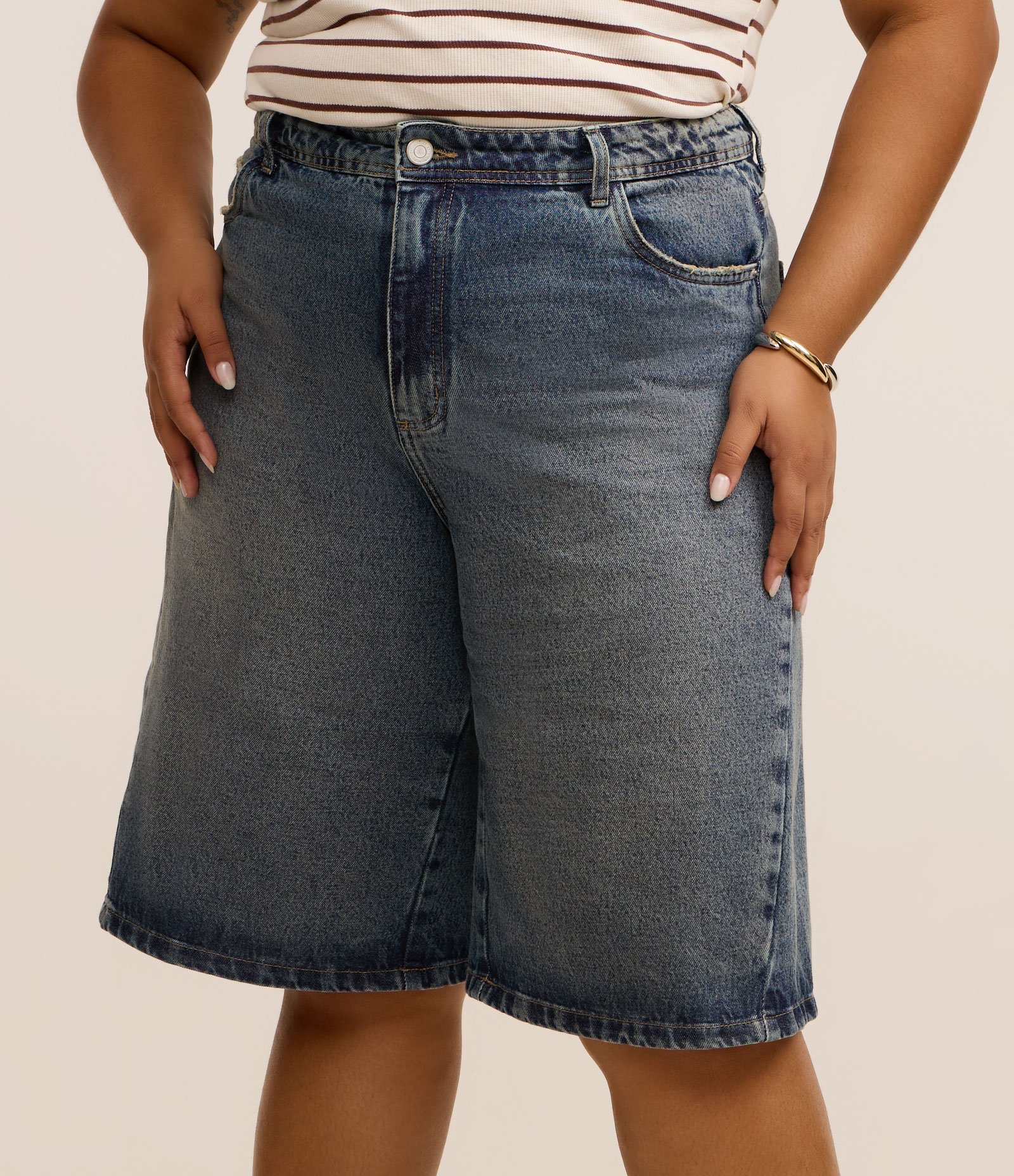 Bermuda Jorts Jeans Recortes Assimétricos Curve & Plus Size Azul 2
