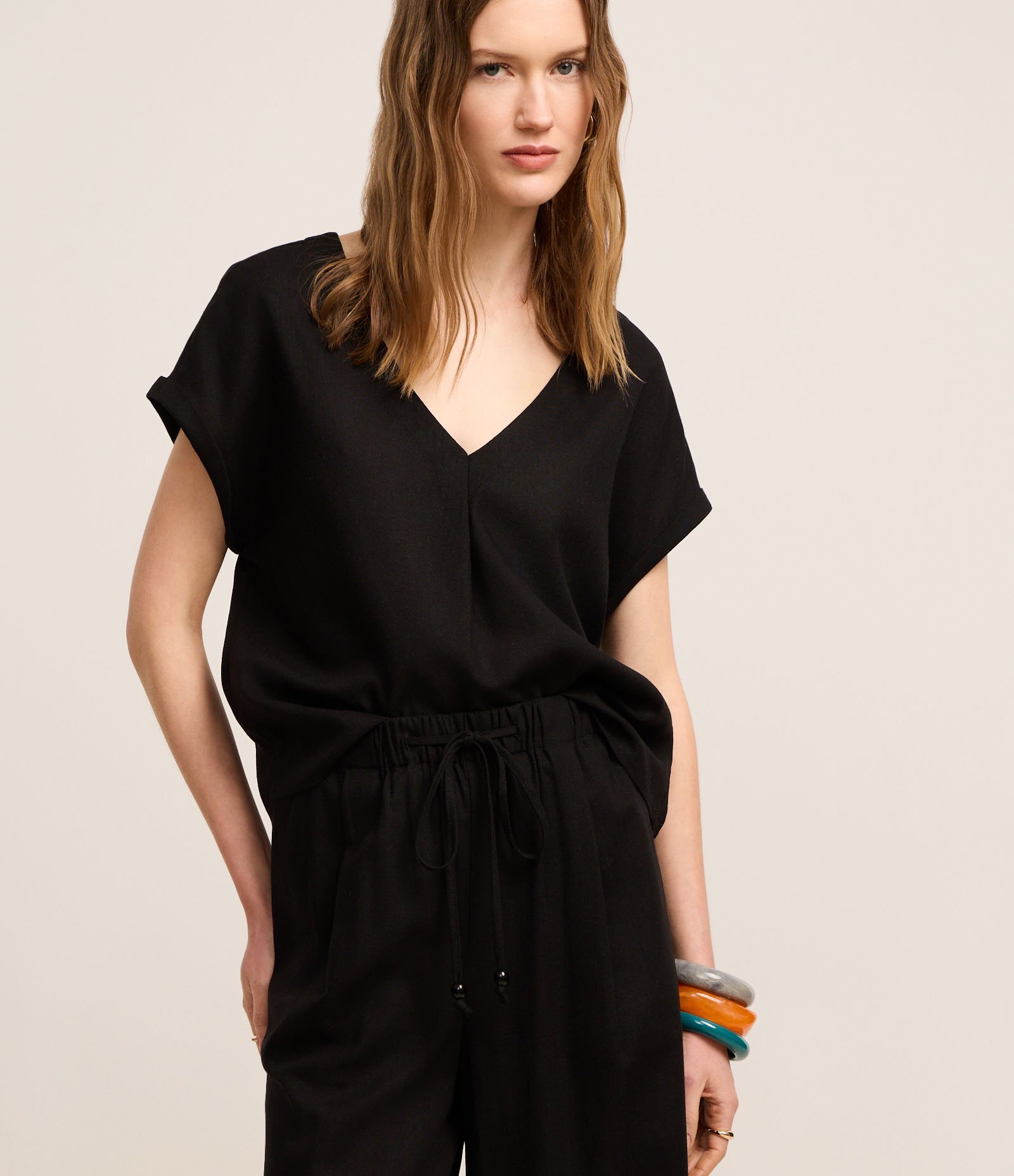 Blusa em Viscolinho com Recorte e Dobra na Manga Curta Preto 1