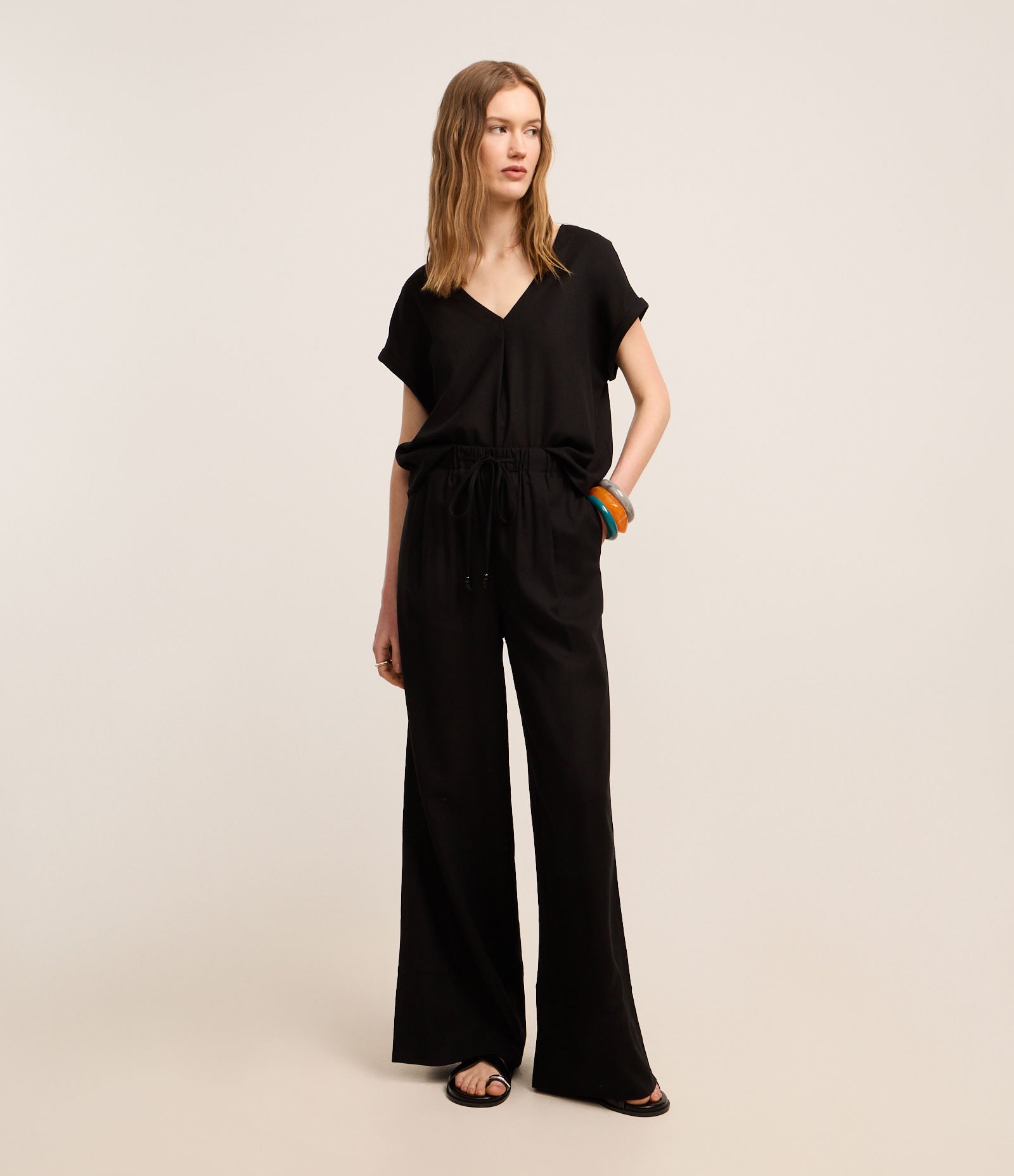 Blusa em Viscolinho com Recorte e Dobra na Manga Curta Preto 2