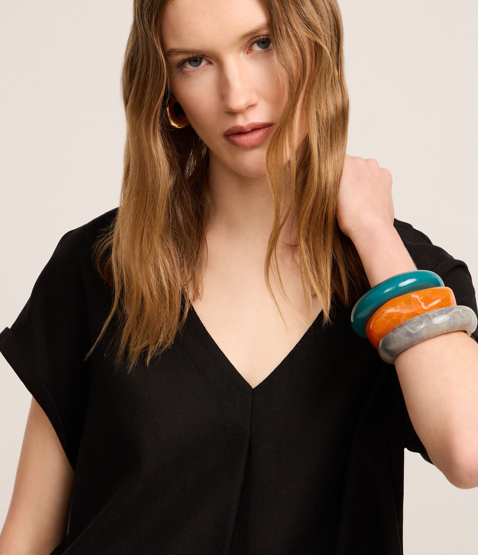 Blusa em Viscolinho com Recorte e Dobra na Manga Curta Preto 3