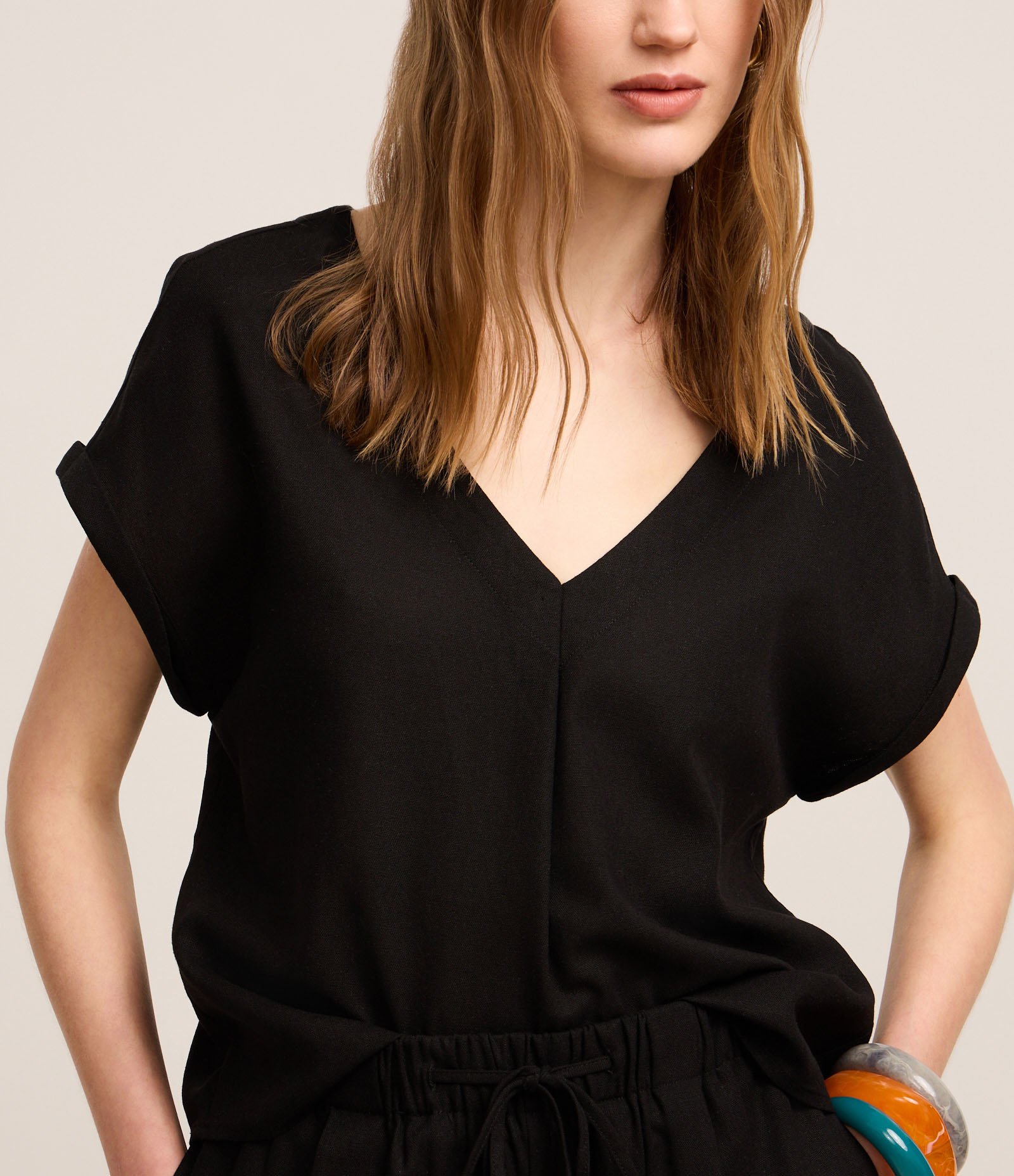 Blusa em Viscolinho com Recorte e Dobra na Manga Curta Preto 4