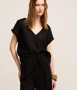 Blusa em Viscolinho com Recorte e Dobra na Manga Curta