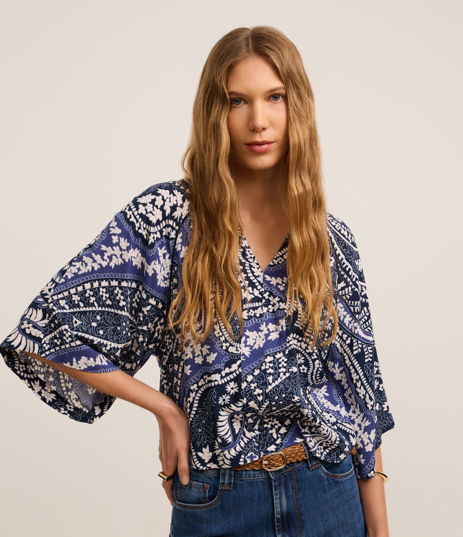 Blusa em Viscose com Gola V e Estampa Paisley Floral Azul 1