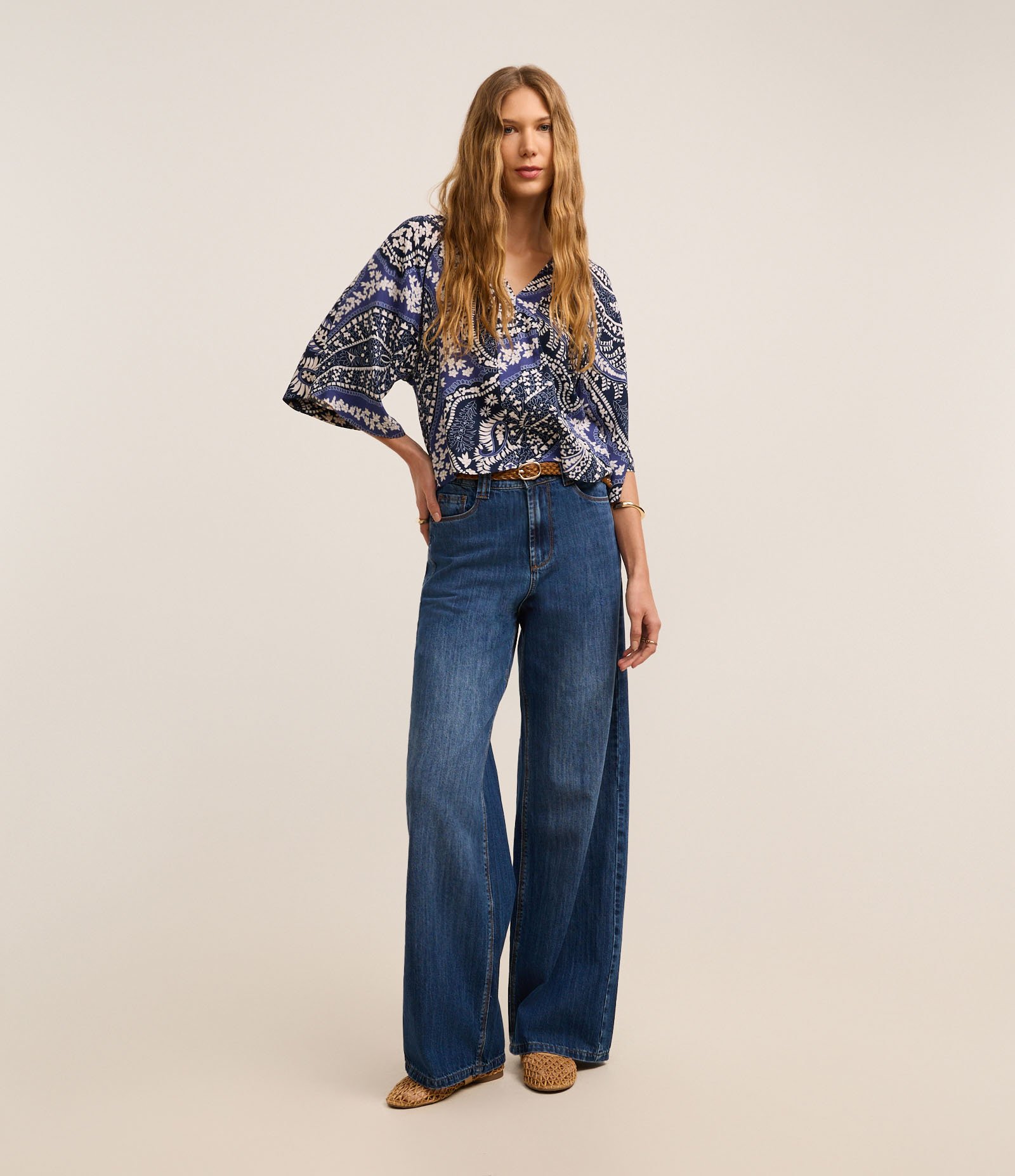 Blusa em Viscose com Gola V e Estampa Paisley Floral Azul 2