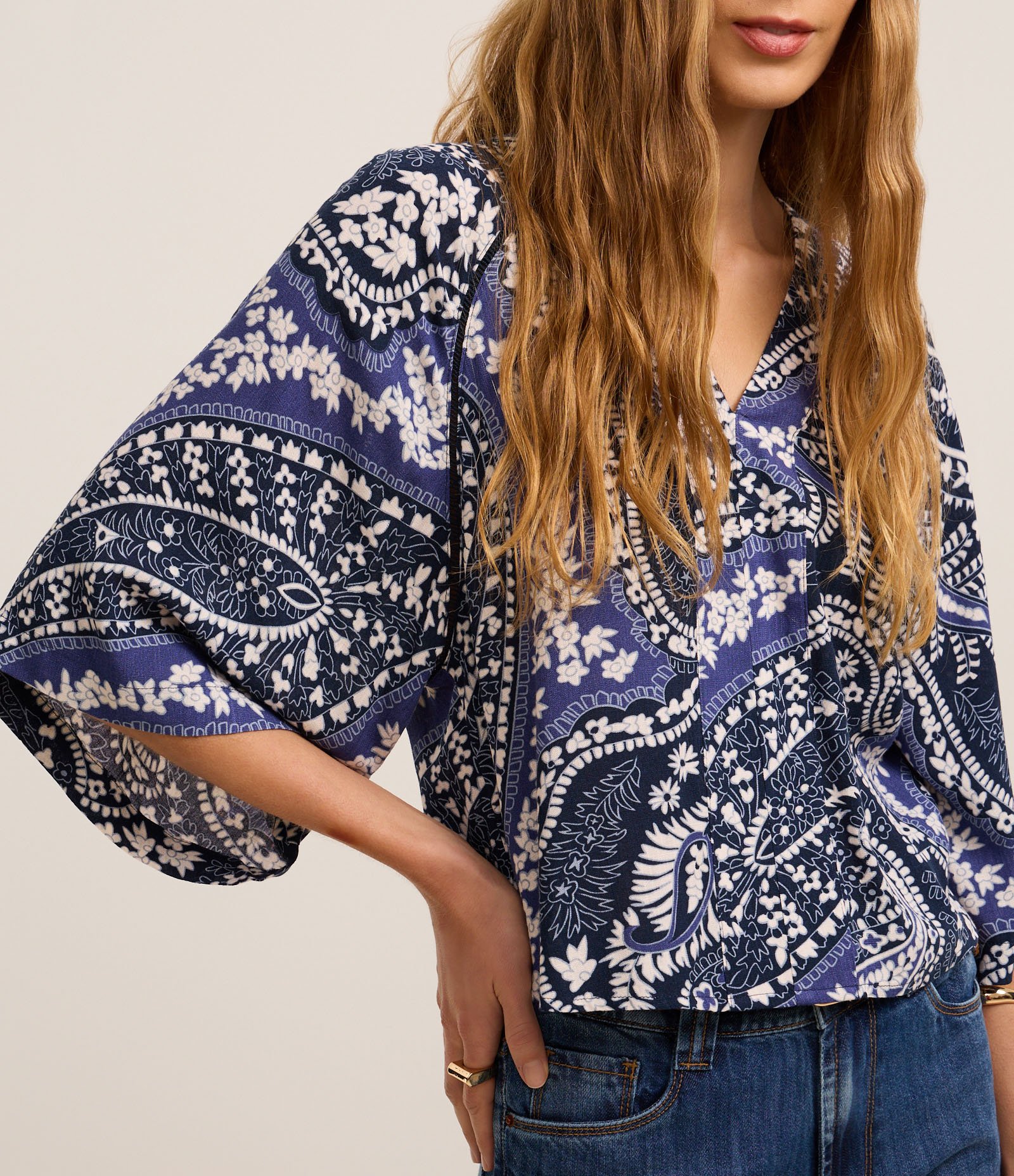 Blusa em Viscose com Gola V e Estampa Paisley Floral Azul 3