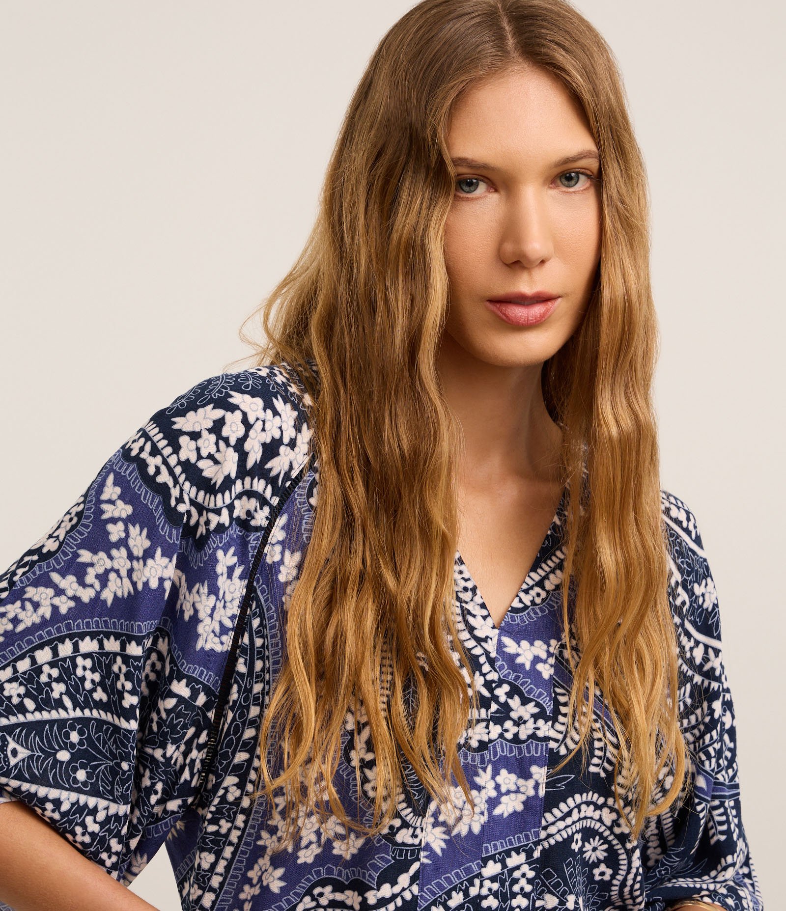 Blusa em Viscose com Gola V e Estampa Paisley Floral Azul 4