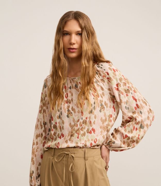 Blusa em Chalis com Estampa Abstrata e Decote Canoa