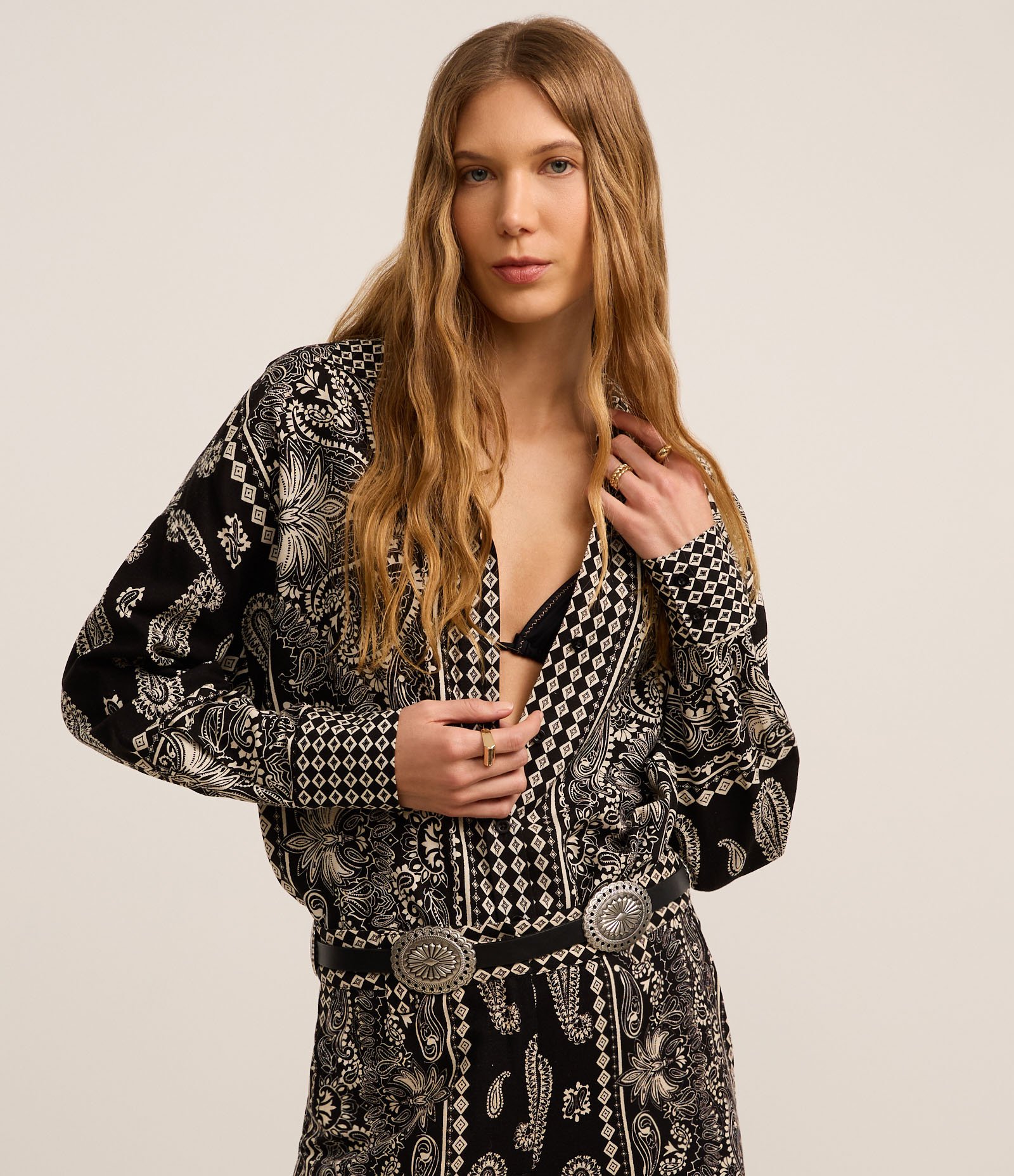 Camisa Boho em Viscolinho com Estampa Paisley Preto 1