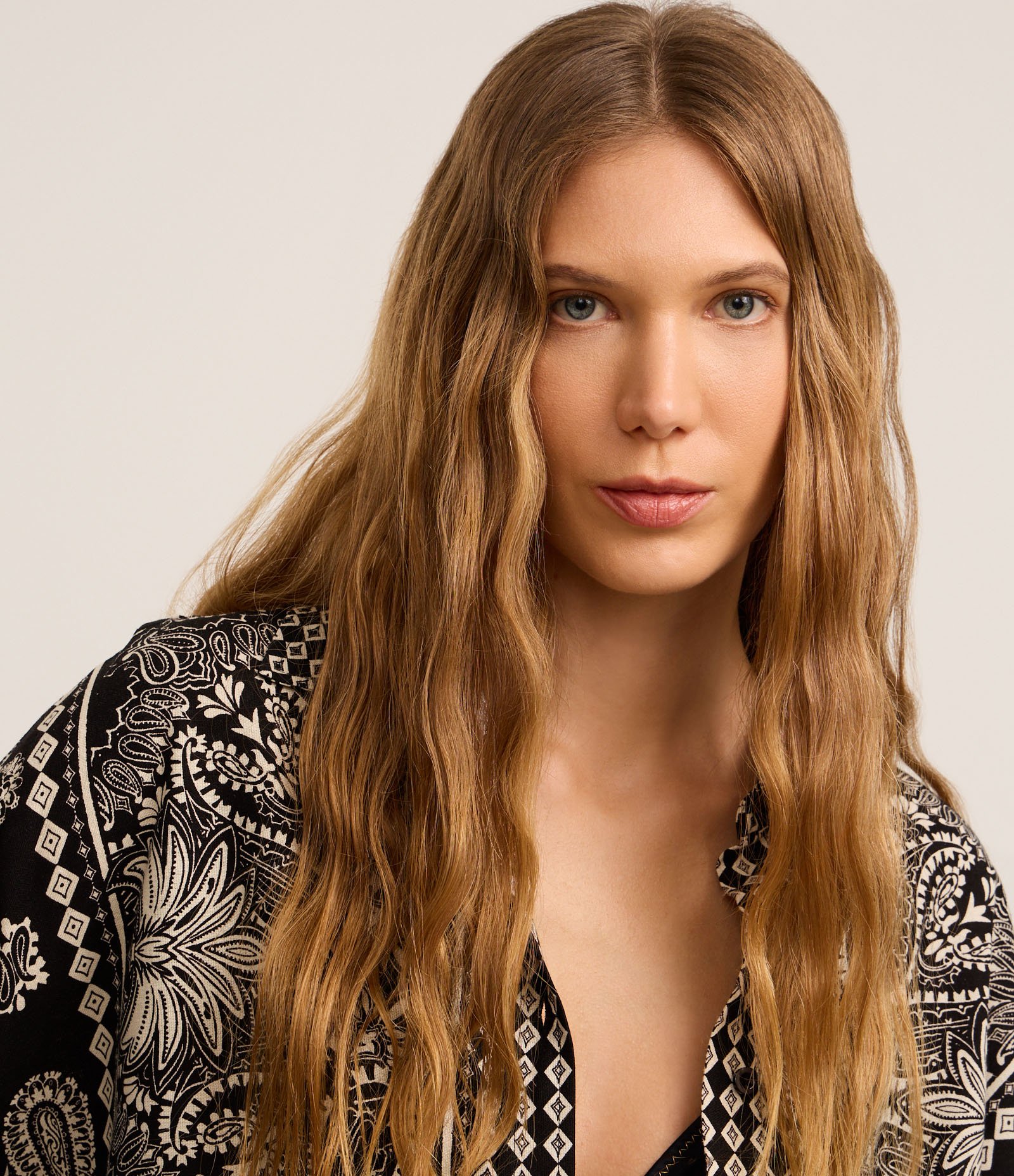 Camisa Boho em Viscolinho com Estampa Paisley Preto 5