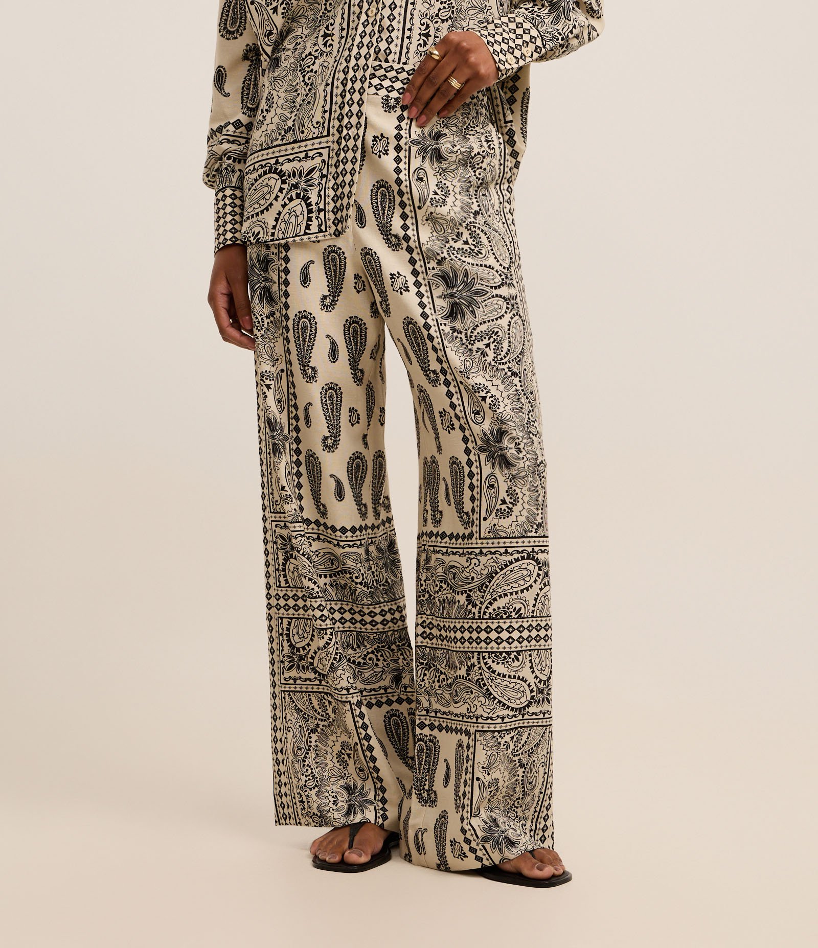 Calça Boho Wide Leg em Viscolinho com Estampa Paisley Off White/Preto 3