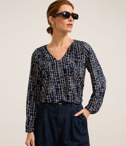 Blusa em Microfibra com Estampa Geométrica e Gola V