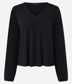 Blusa em Microfibra com Gola V e Caimento Leve