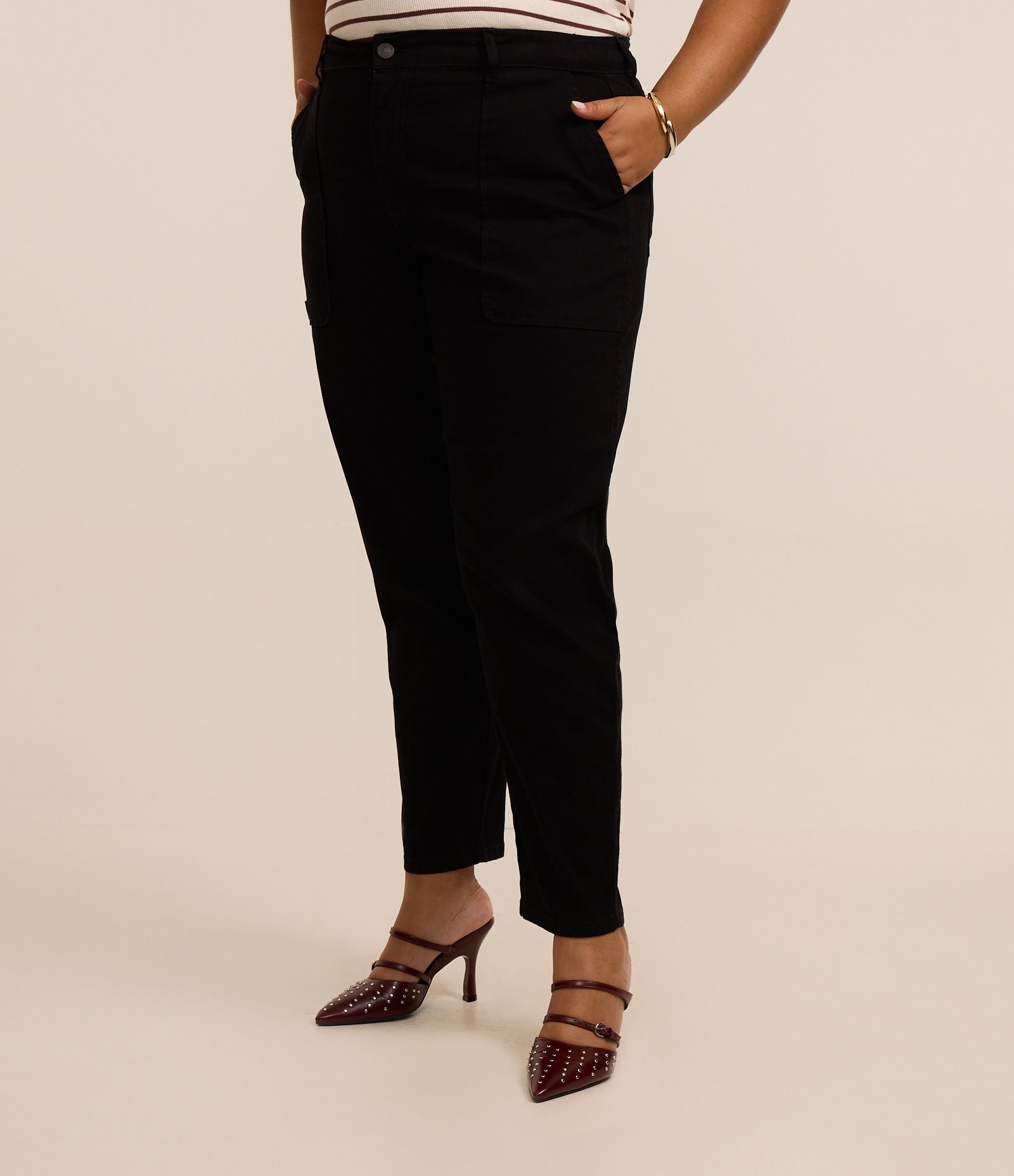 Calça Mom em Sarja e Bolso Carpinteiro Curve & Plus Size Preto 2