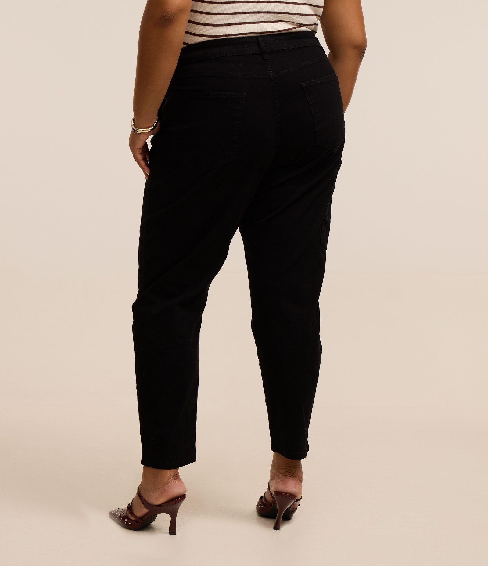 Calça Mom em Sarja e Bolso Carpinteiro Curve & Plus Size Preto 3