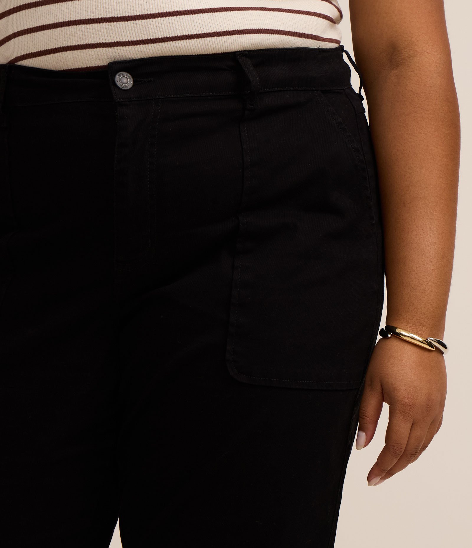 Calça Mom em Sarja e Bolso Carpinteiro Curve & Plus Size Preto 4
