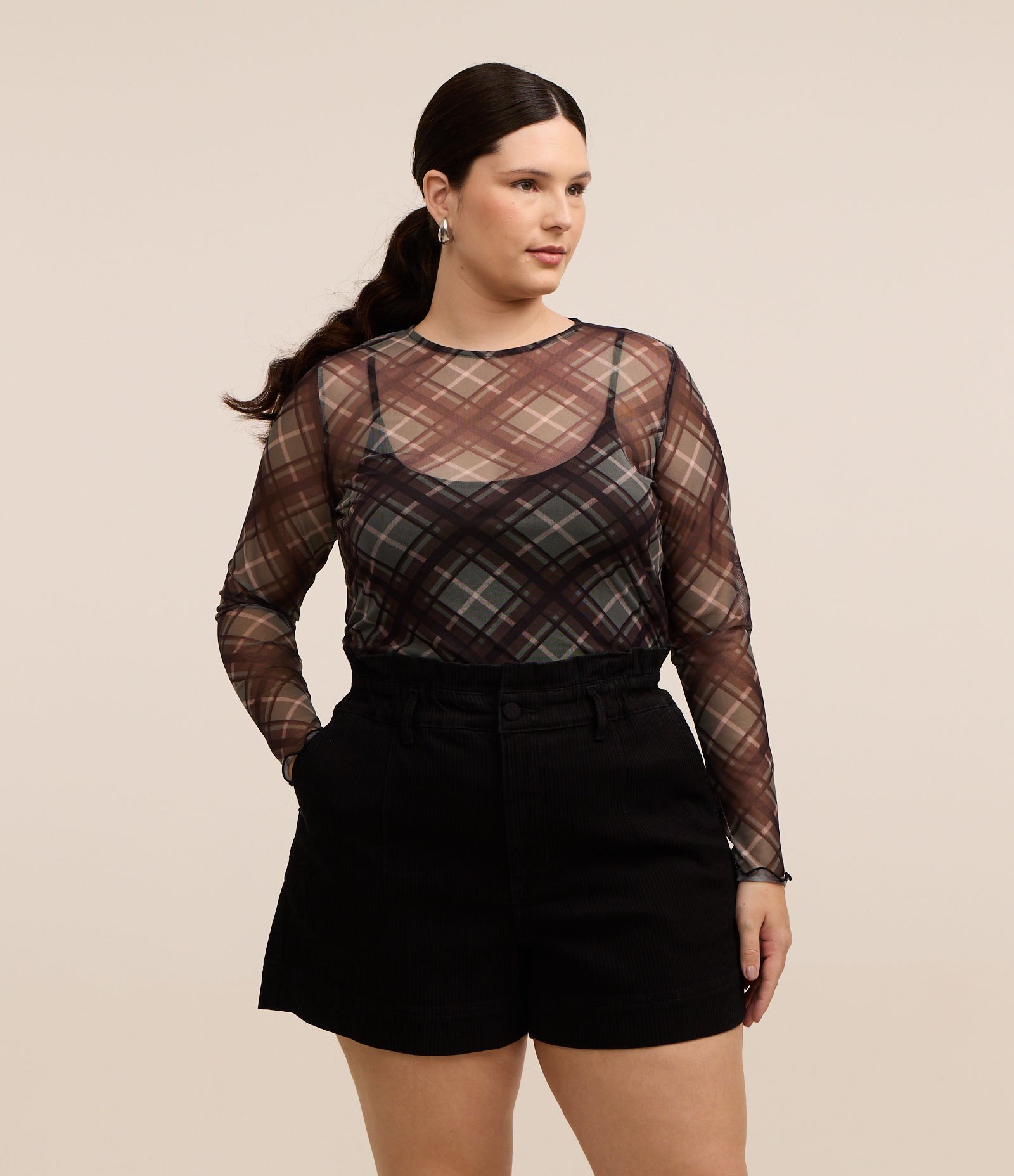 Short Clochard em Sarja Cotelê Curve & Plus Size Preto 1