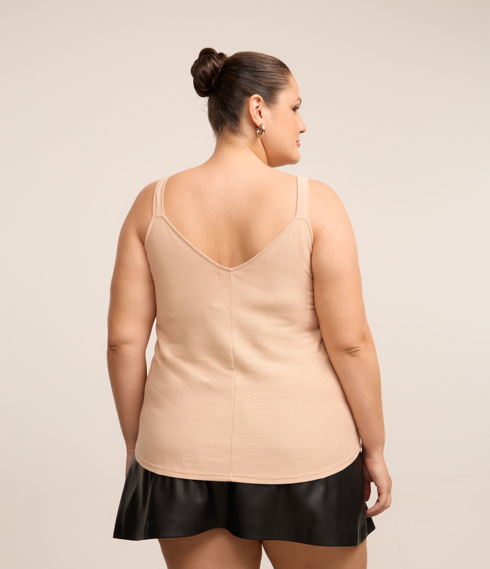 Blusa Texturizada de Alça em Viscose Curve & Plus Size Bege 4