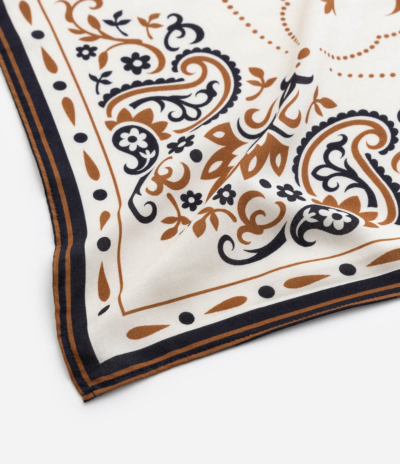 Lenço em Tricoline com Estampa Paisley Bege 2