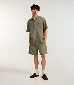 Bermuda com Detalhe de Etiqueta Emborrachada