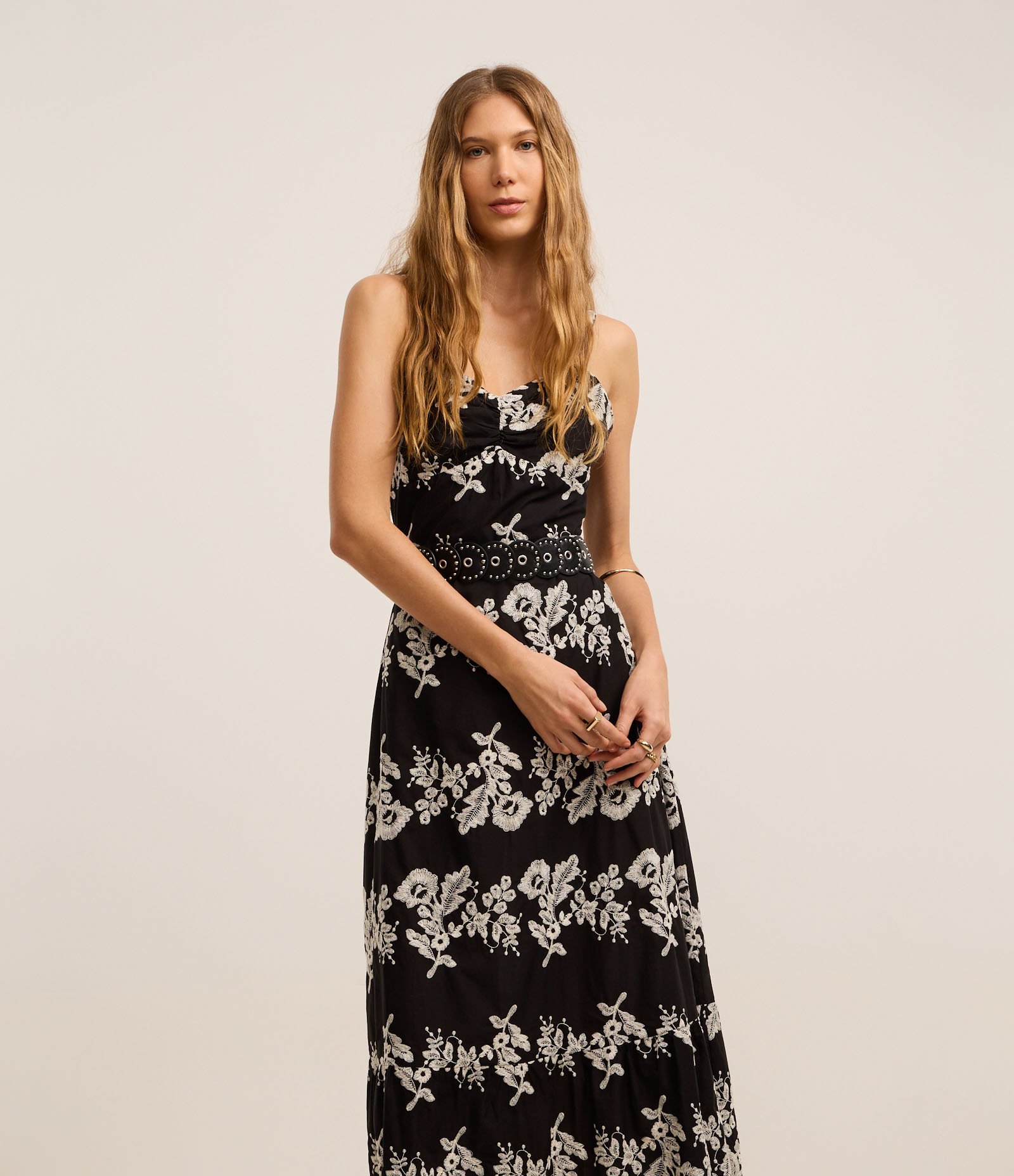 Vestido Evasê Midi em Voal com Bordado Floral de Renda Preto 4