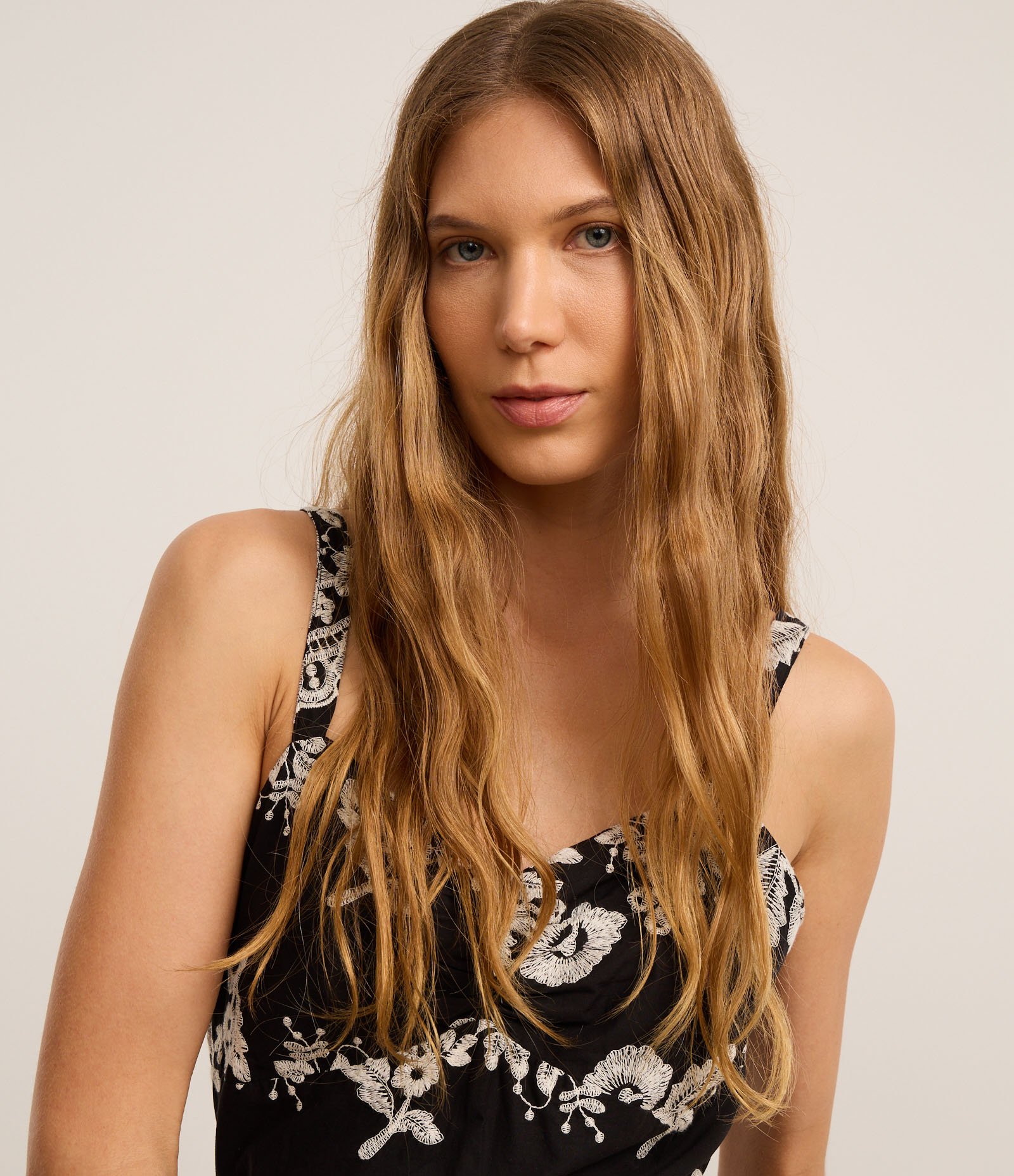 Vestido Evasê Midi em Voal com Bordado Floral de Renda Preto 6