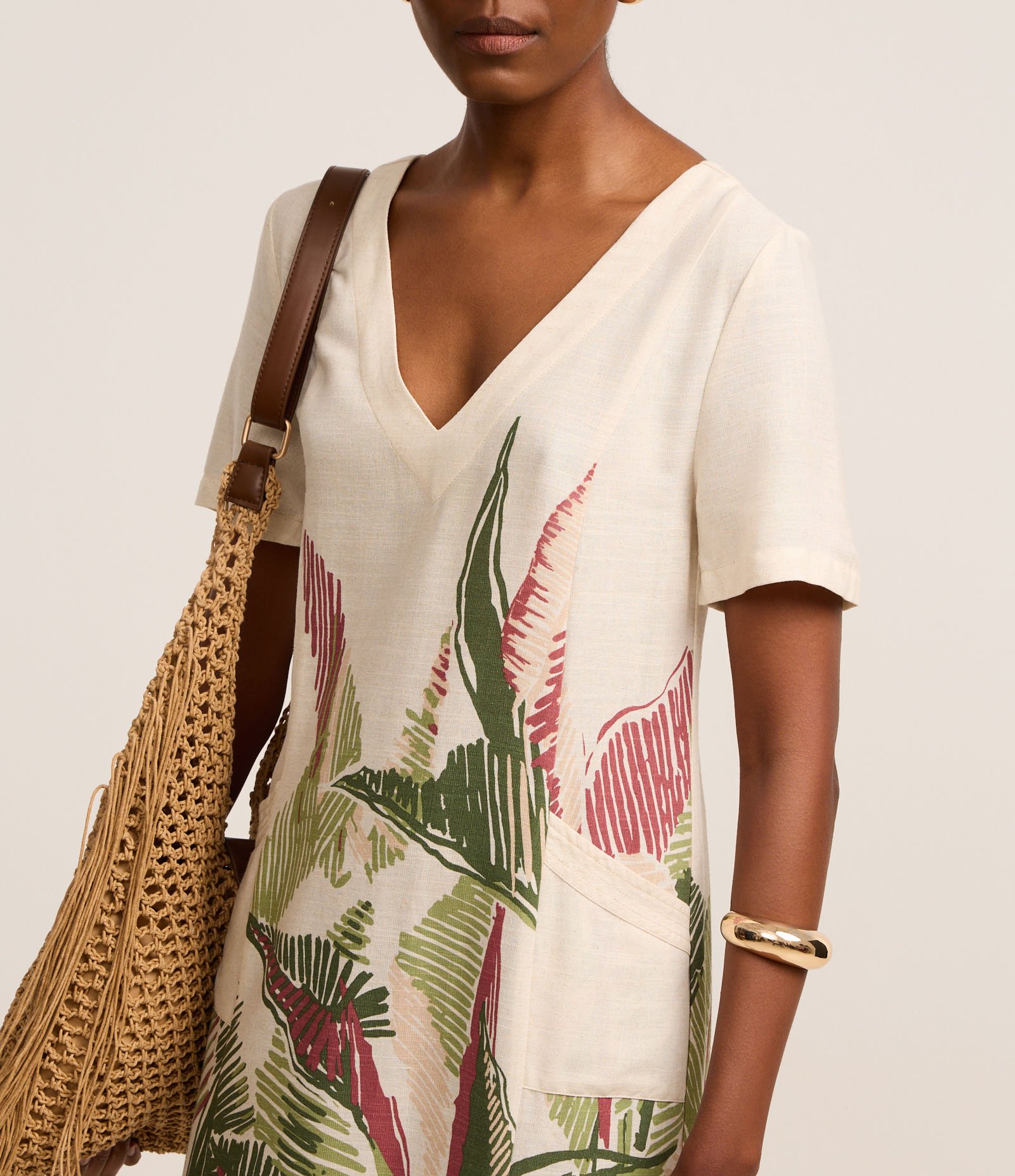 Vestido T-Shirt Curto em Viscolinho com Estampa Folhagem Multicores 4