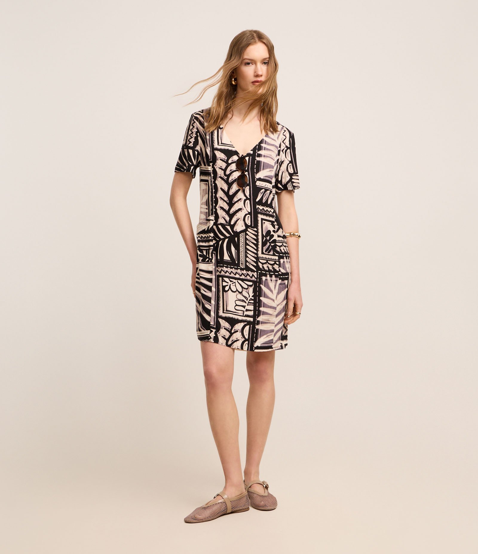 Vestido T-Shirt Curto em Viscolinho com Estampa Artística Bicolor 1