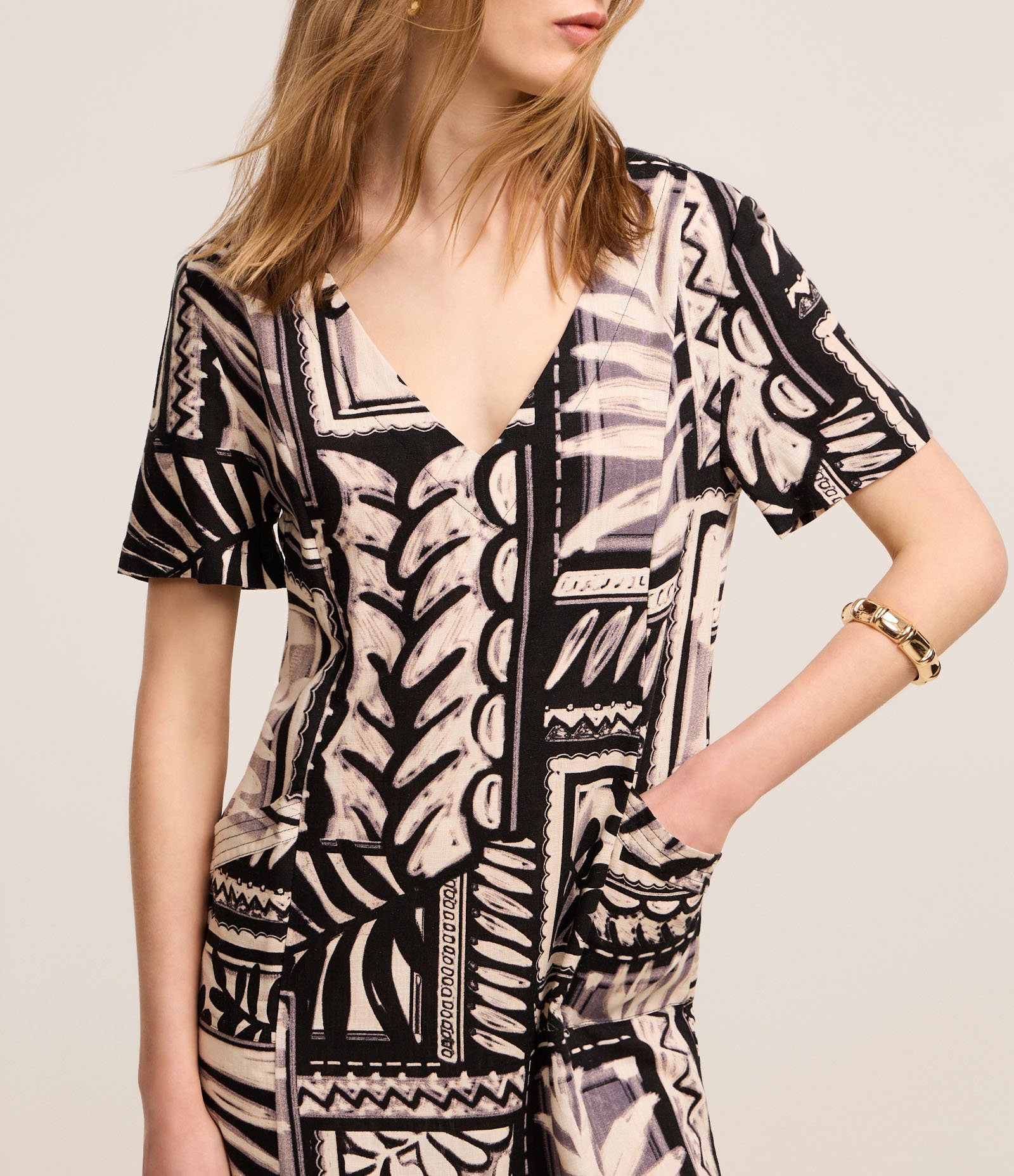 Vestido T-Shirt Curto em Viscolinho com Estampa Artística Bicolor 4