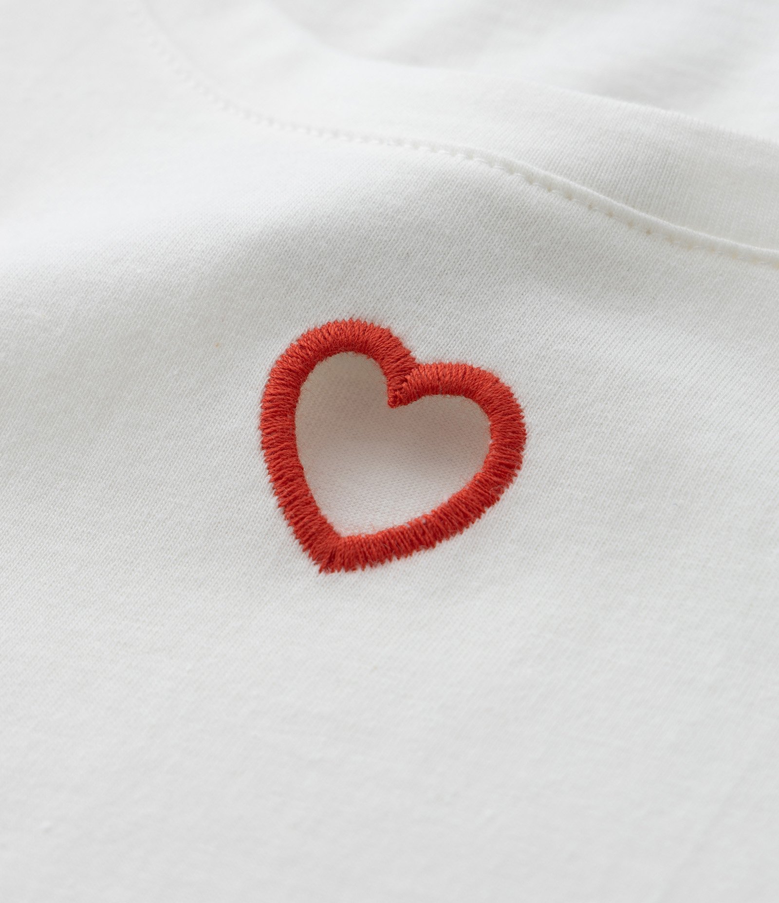 Camiseta T-shirt com Bordado de Corações Curve & Plus Size Branco 5