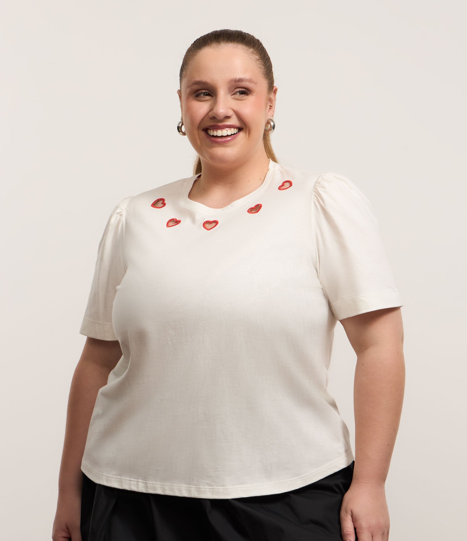 Camiseta T-shirt com Bordado de Corações Curve & Plus Size Branco 1