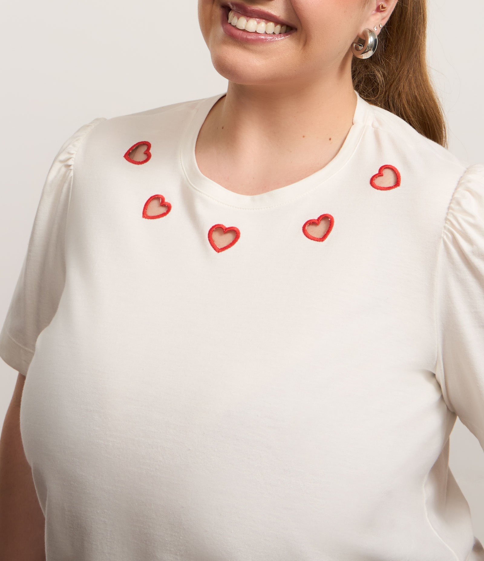 Camiseta T-shirt com Bordado de Corações Curve & Plus Size Branco 2
