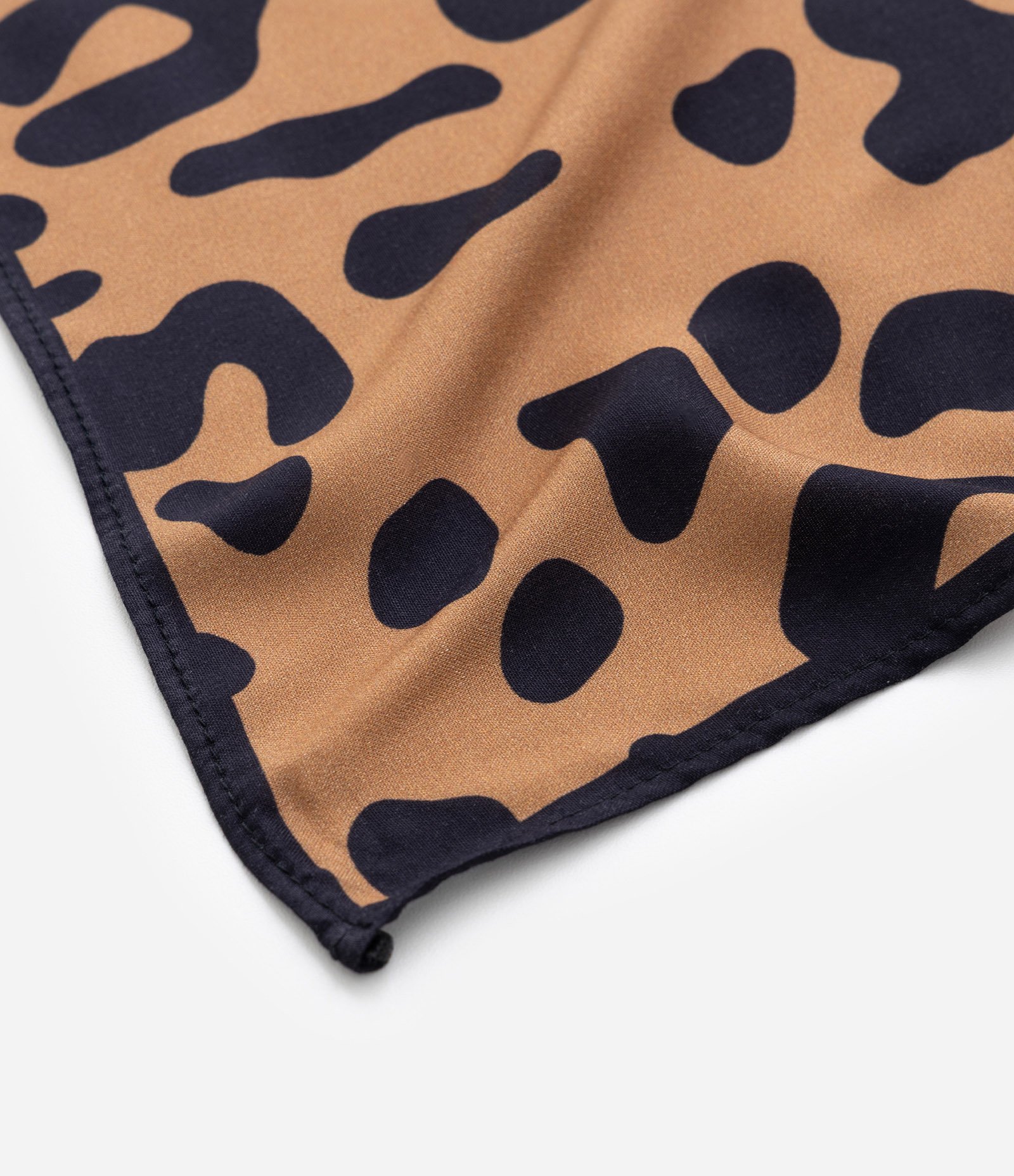 Lenço Quadrado em Tricoline com Estampa Animal Print Marrom 2