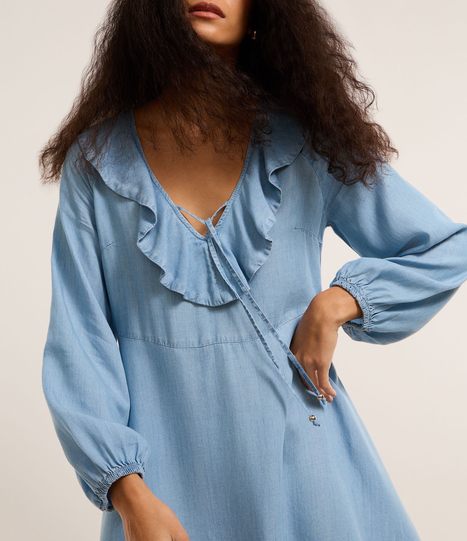 Vestido Curto em Jeans com Babado e Amarração na Gola Azul 3