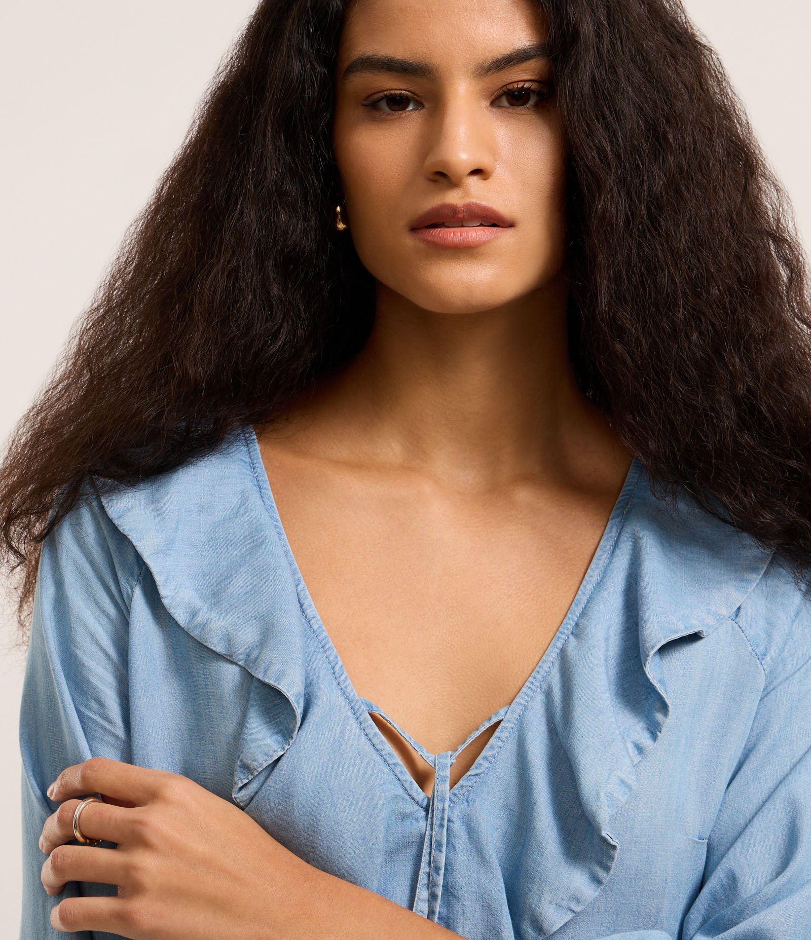 Vestido Curto em Jeans com Babado e Amarração na Gola Azul 4