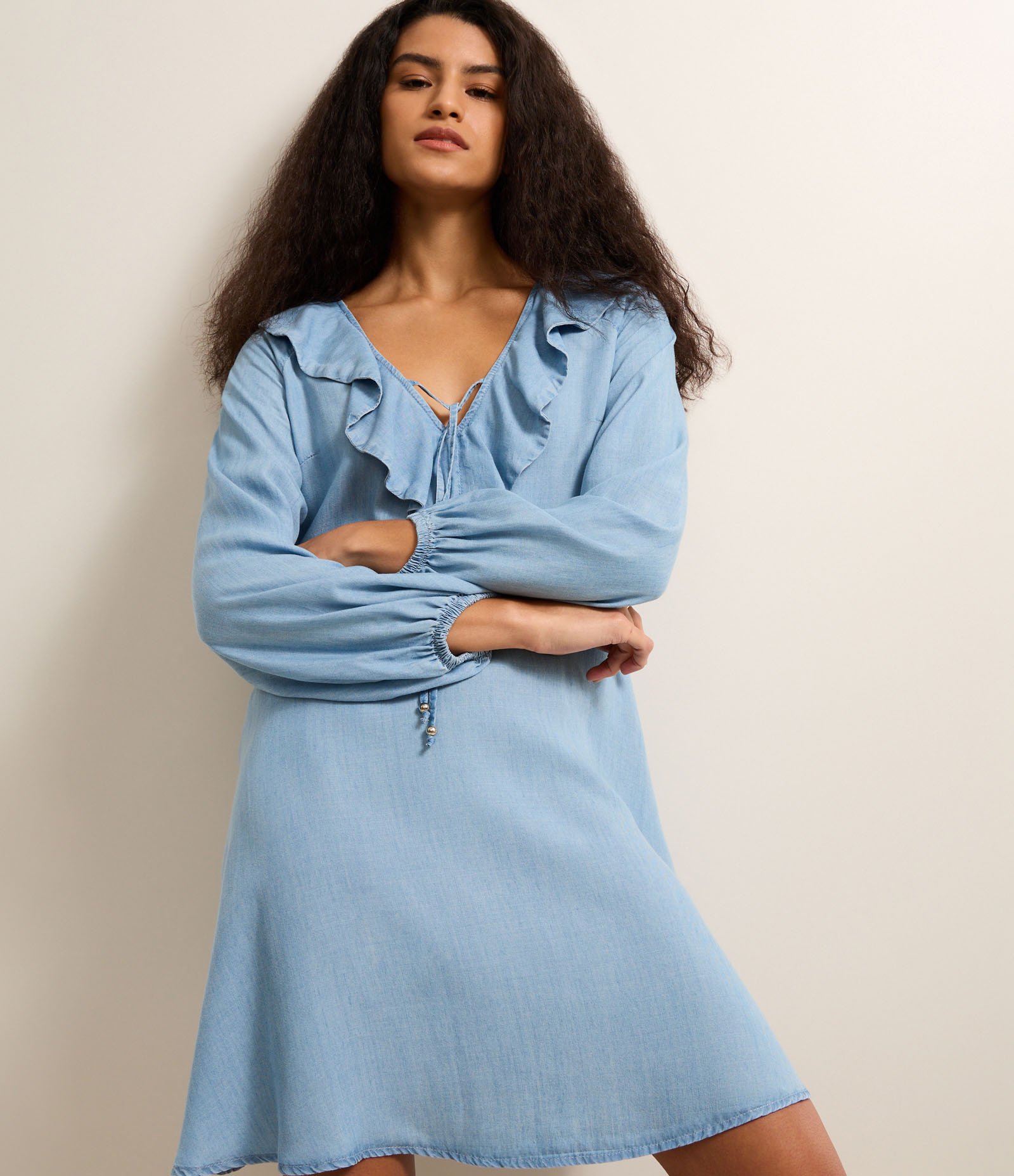 Vestido Curto em Jeans com Babado e Amarração na Gola Azul 5