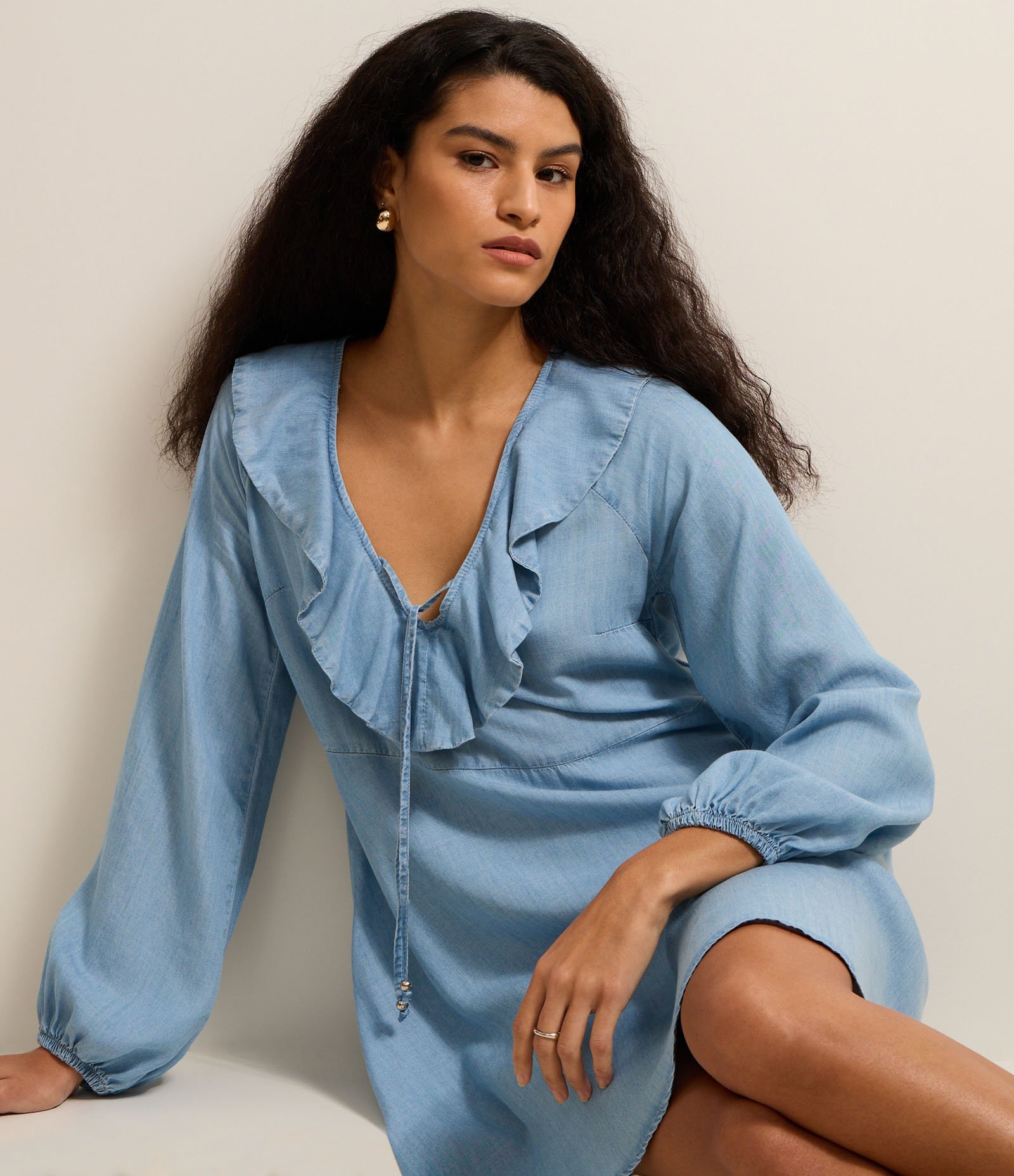 Vestido Curto em Jeans com Babado e Amarração na Gola Azul 6