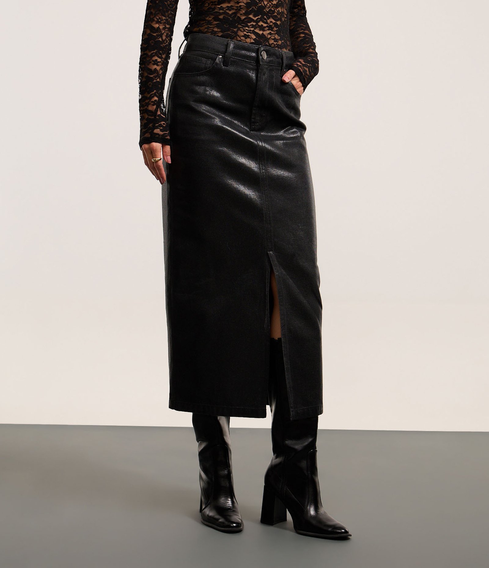 Saia Reta New Midi em Jeans Resinado com Fenda Frontal Preto 3