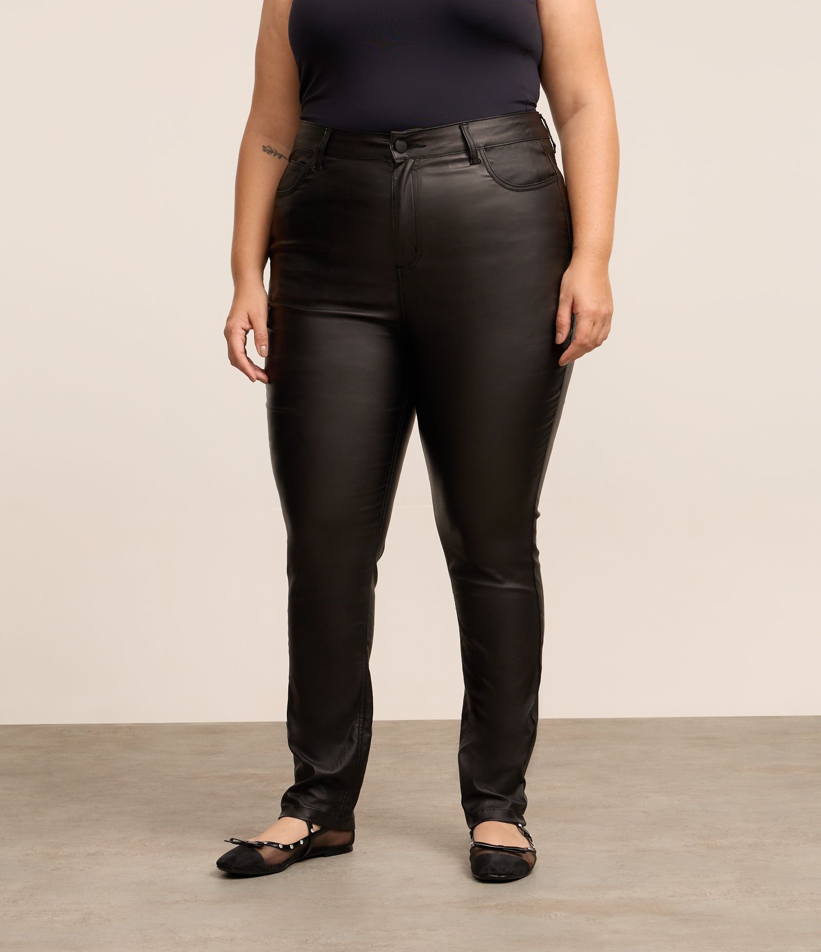 Calça Skinny em Bengaline Resinada Curve & Plus Size Preto 2