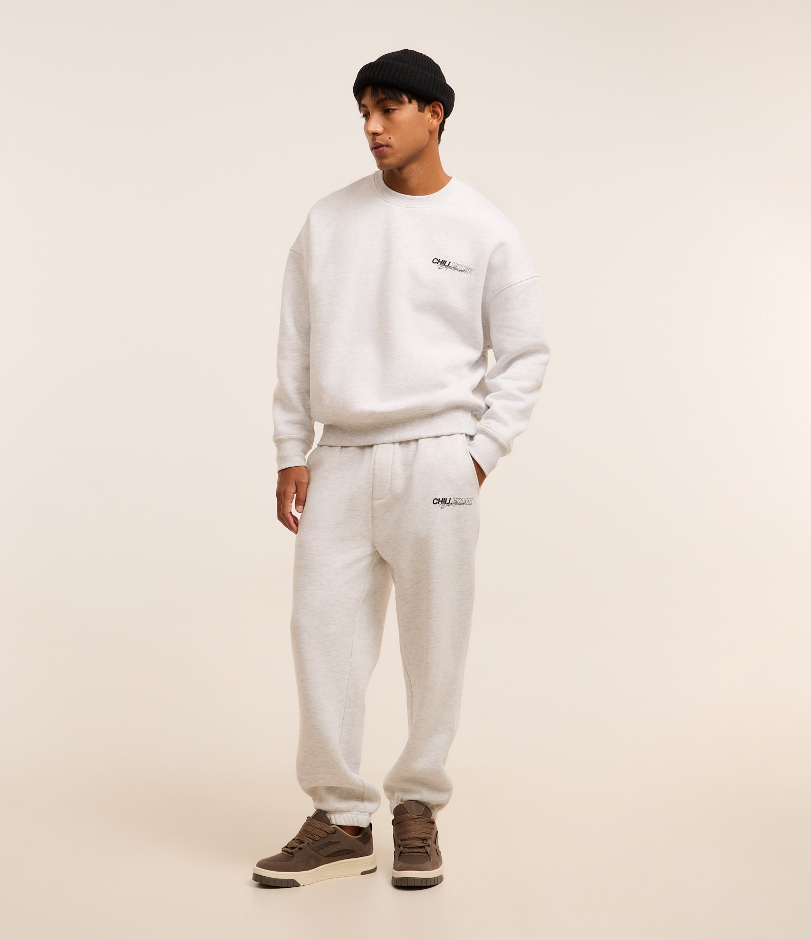 Calça Jogger em Moletom com Felpa com Estampa Lettering Cinza 1