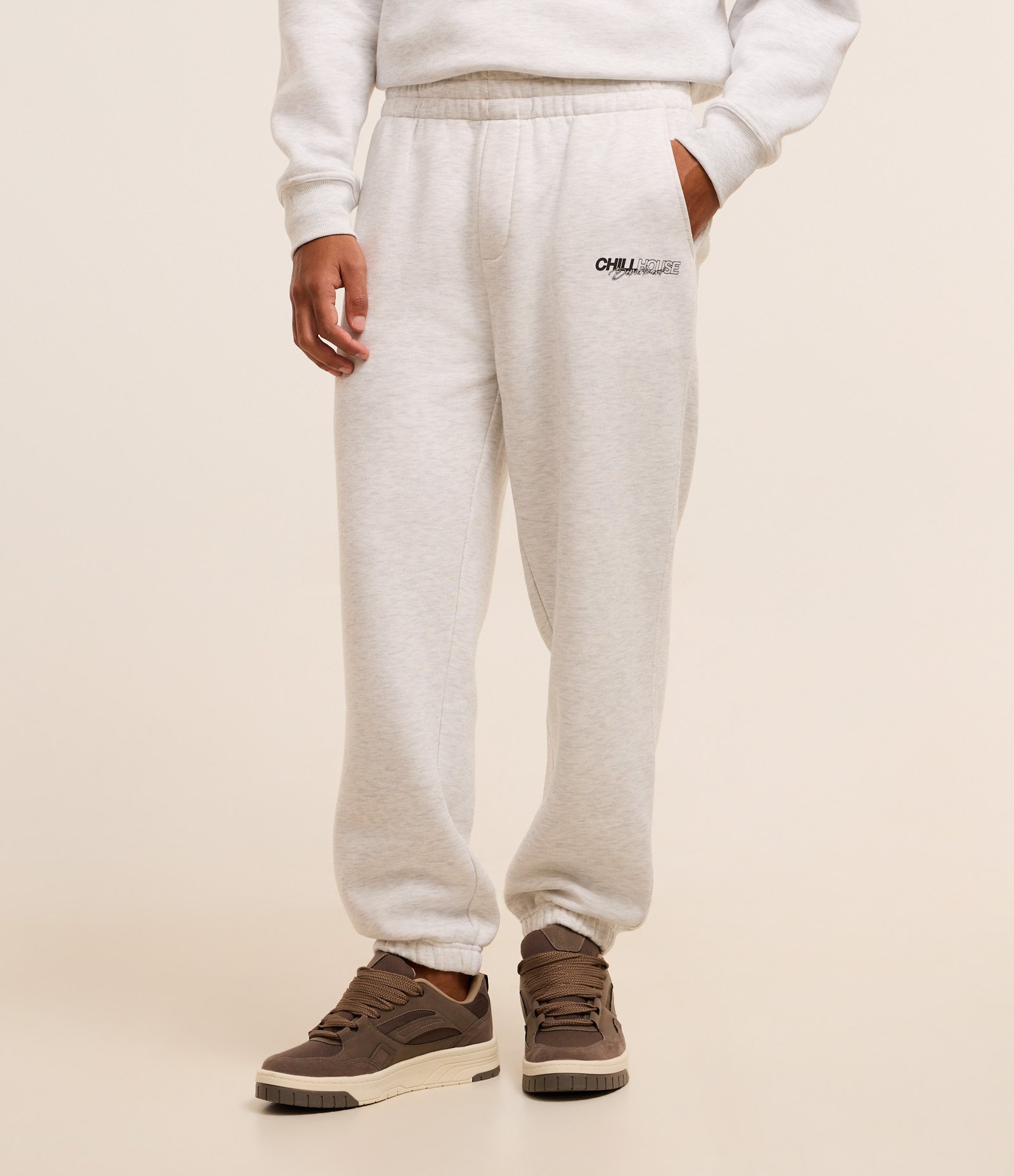 Calça Jogger em Moletom com Felpa com Estampa Lettering Cinza 2