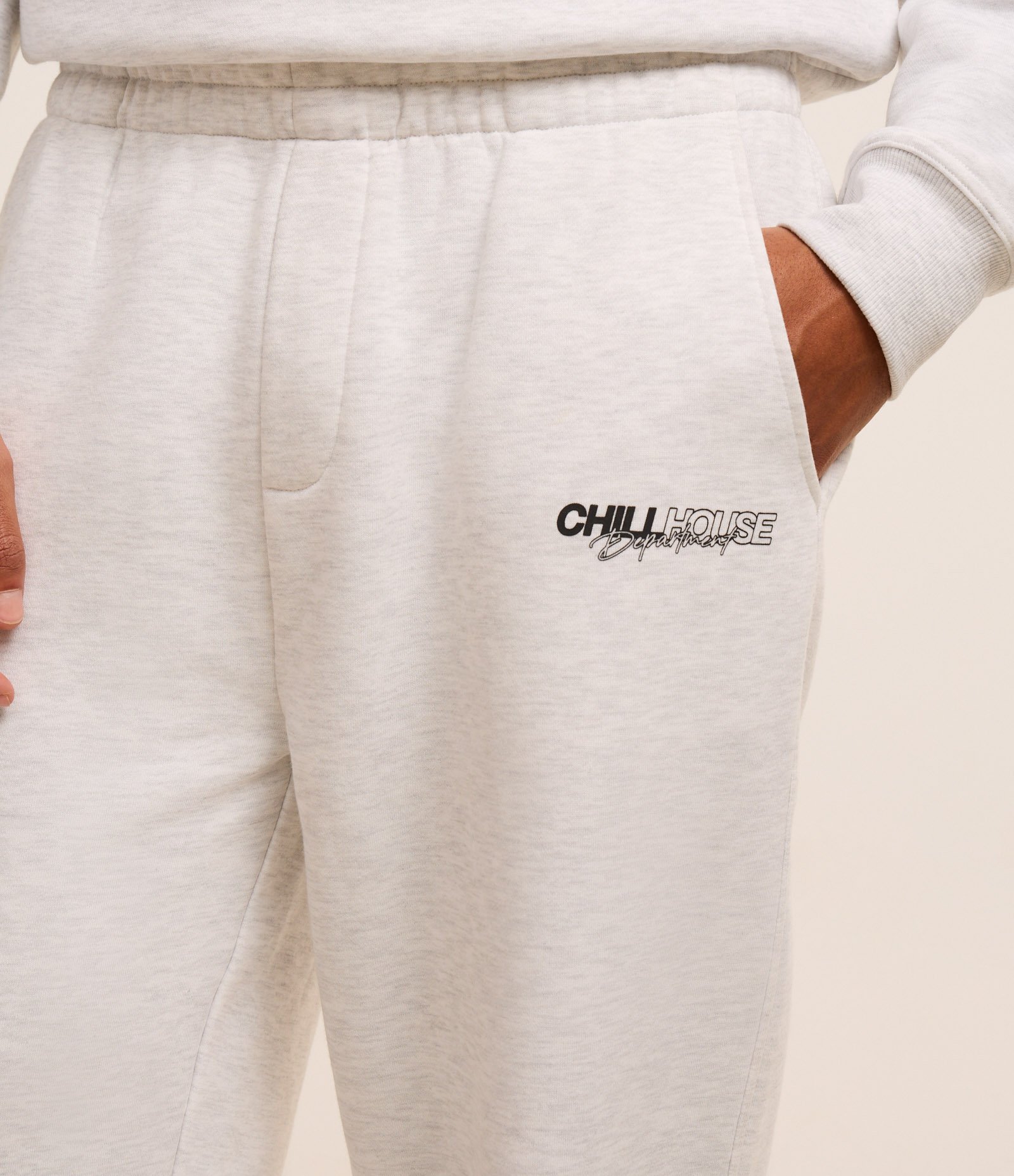 Calça Jogger em Moletom com Felpa com Estampa Lettering Cinza 3