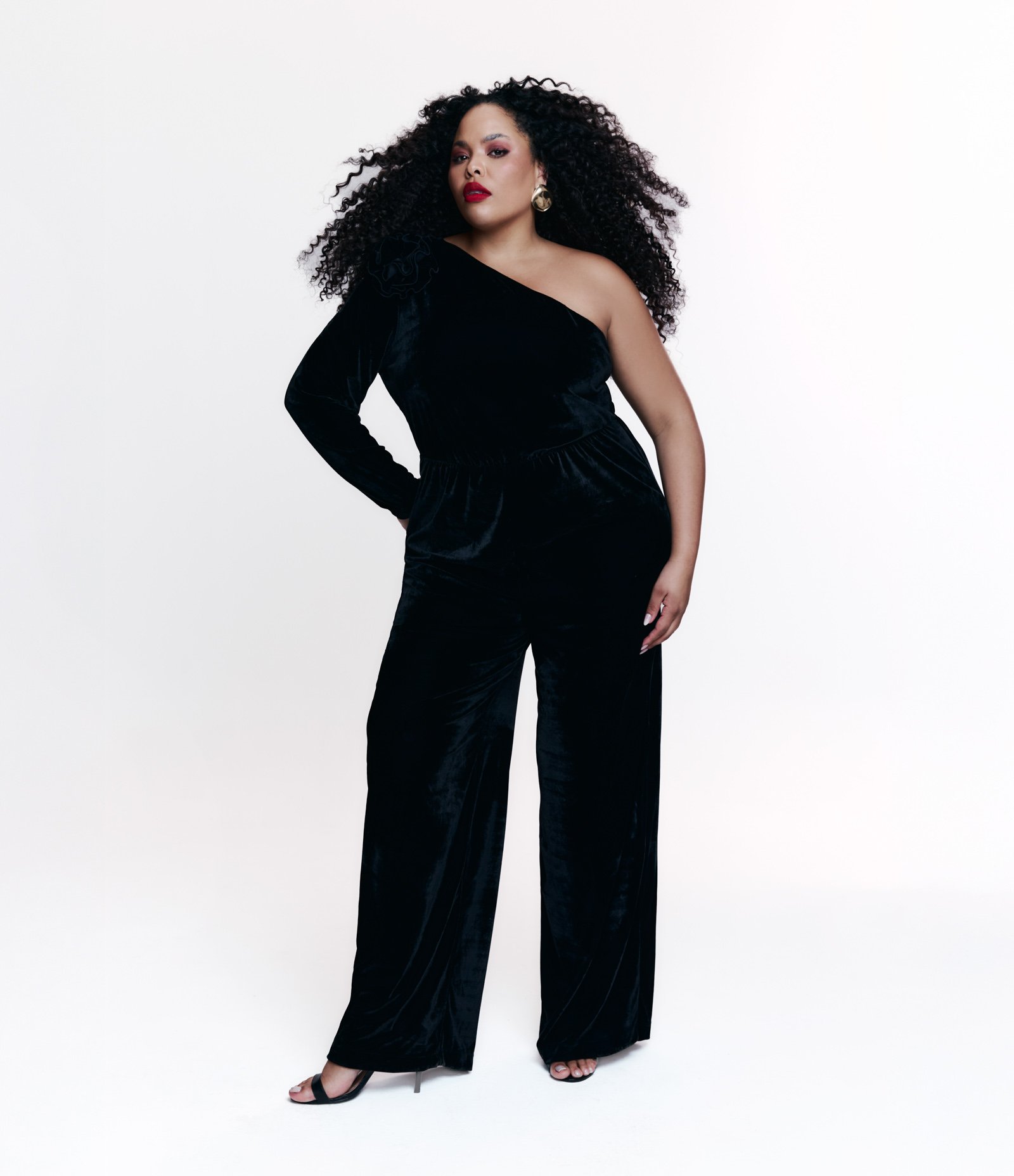 Macacão em Veludo Coleção Rita Carreira Curve & Plus Size Preto 1