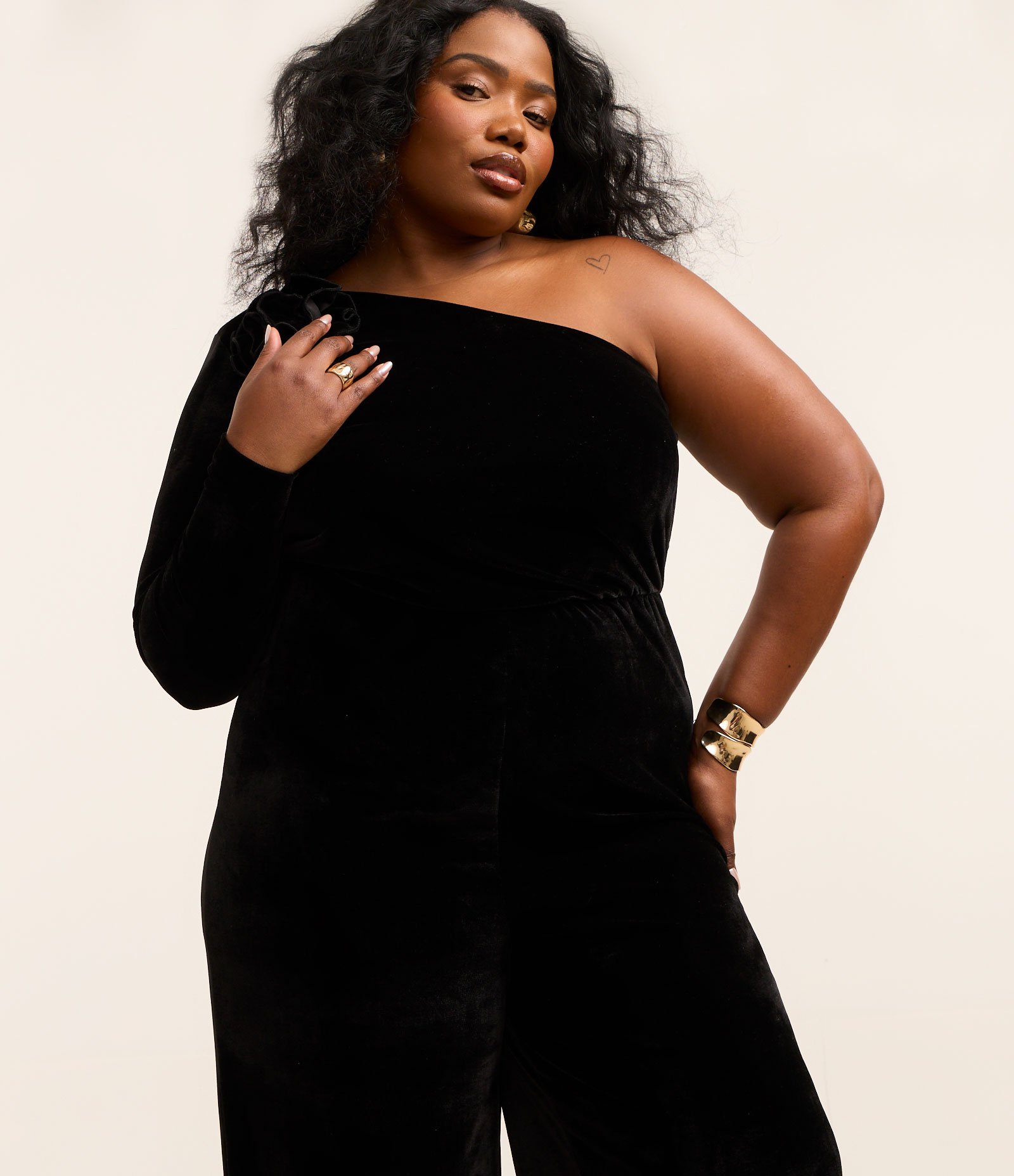 Macacão em Veludo Coleção Rita Carreira Curve & Plus Size Preto 3