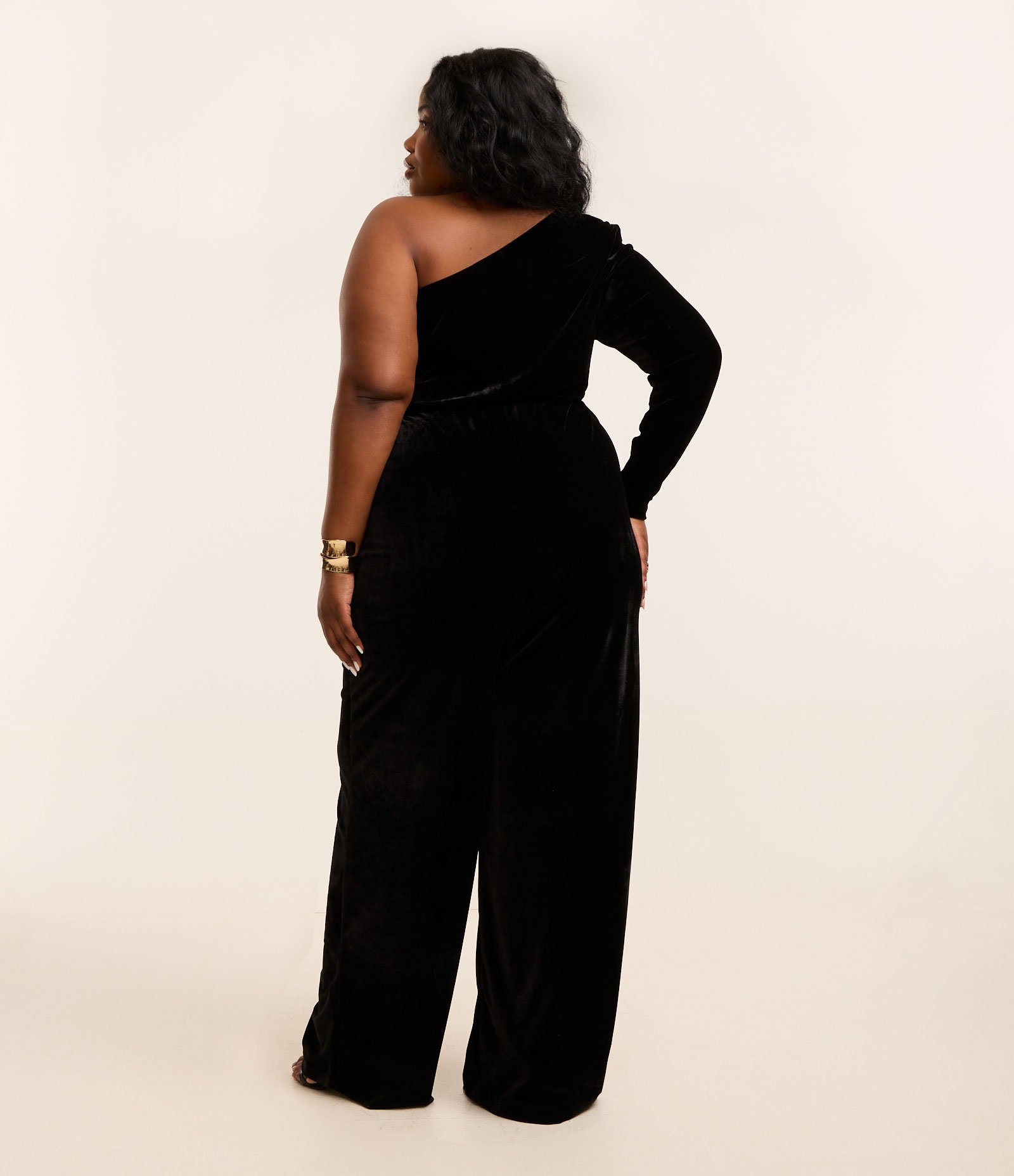 Macacão em Veludo Coleção Rita Carreira Curve & Plus Size Preto 4