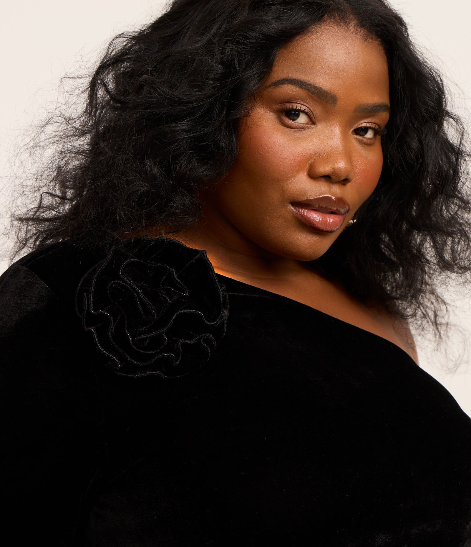 Macacão em Veludo Coleção Rita Carreira Curve & Plus Size Preto 5