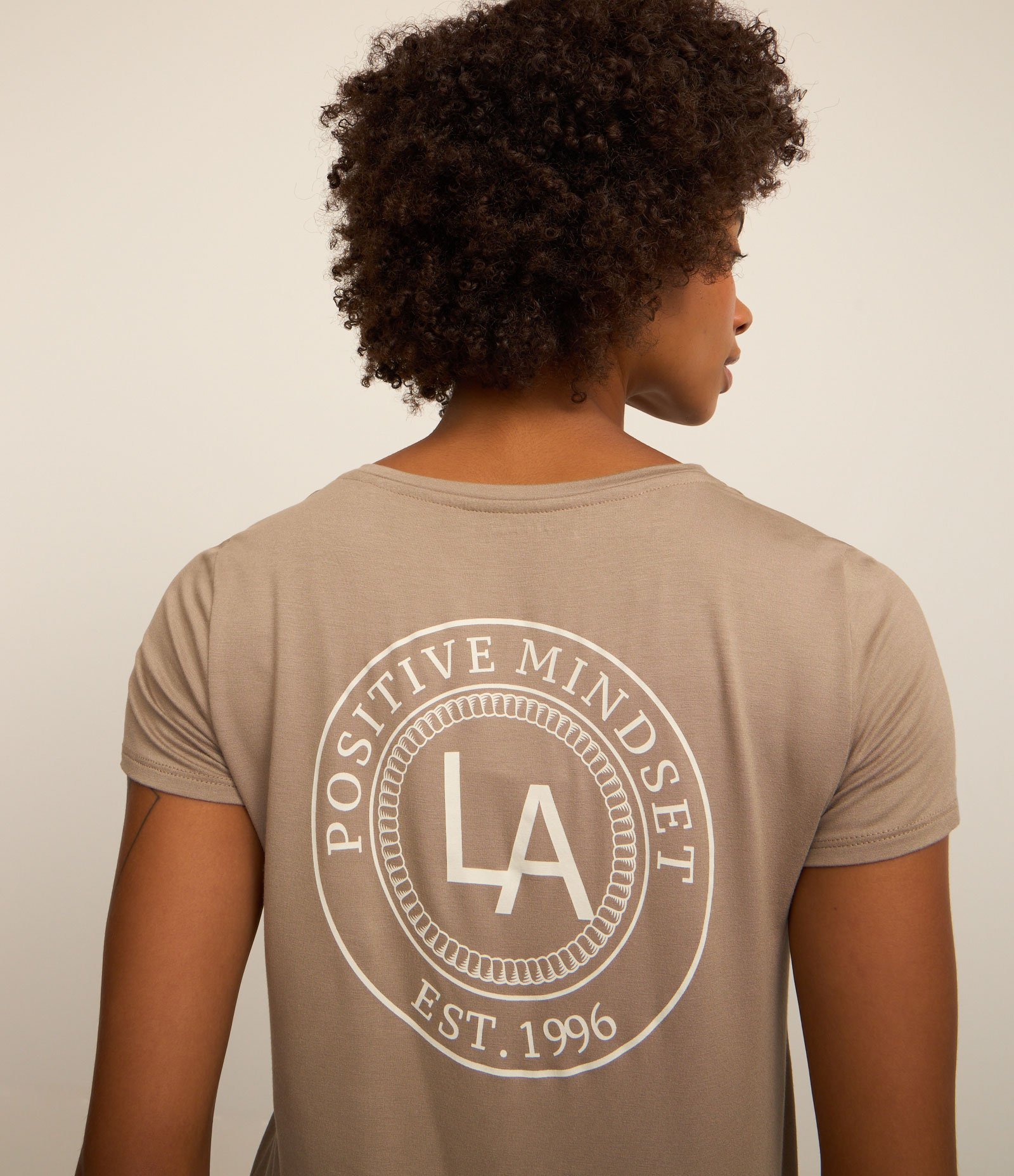 Camiseta Esportiva em Viscose com Estampa LA Frente e Costas Bege 1