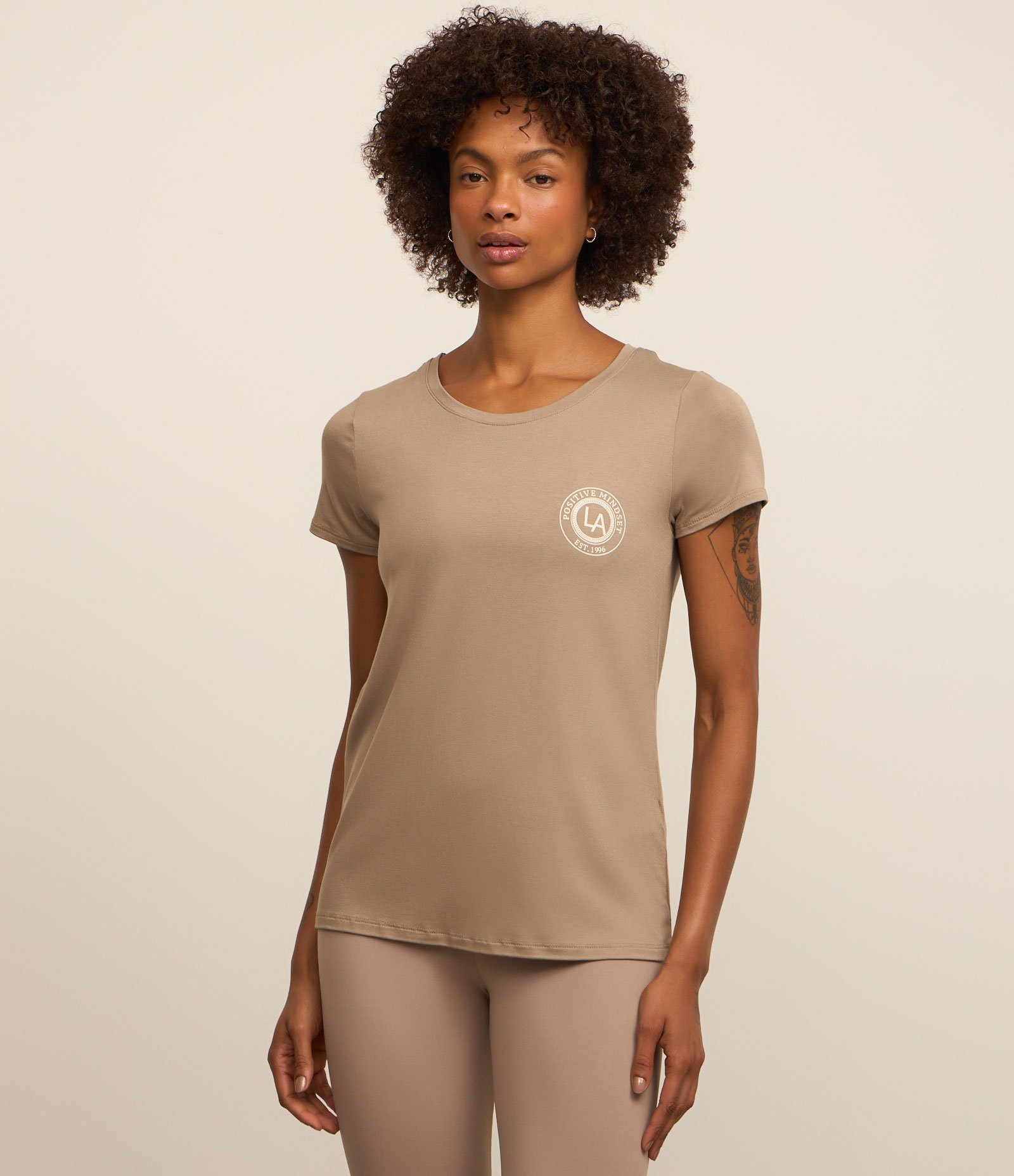 Camiseta Esportiva em Viscose com Estampa LA Frente e Costas Bege 2