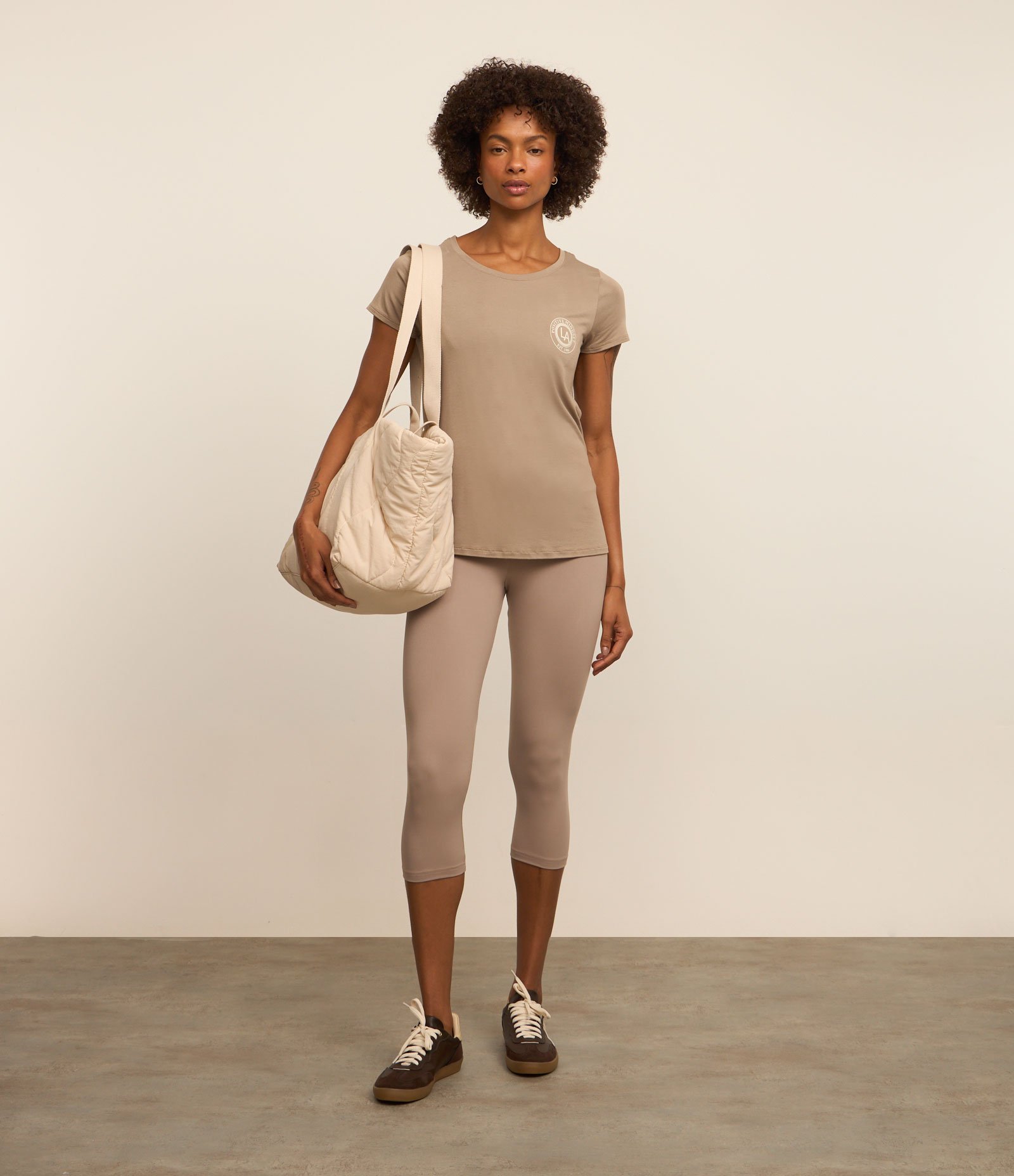 Camiseta Esportiva em Viscose com Estampa LA Frente e Costas Bege 3