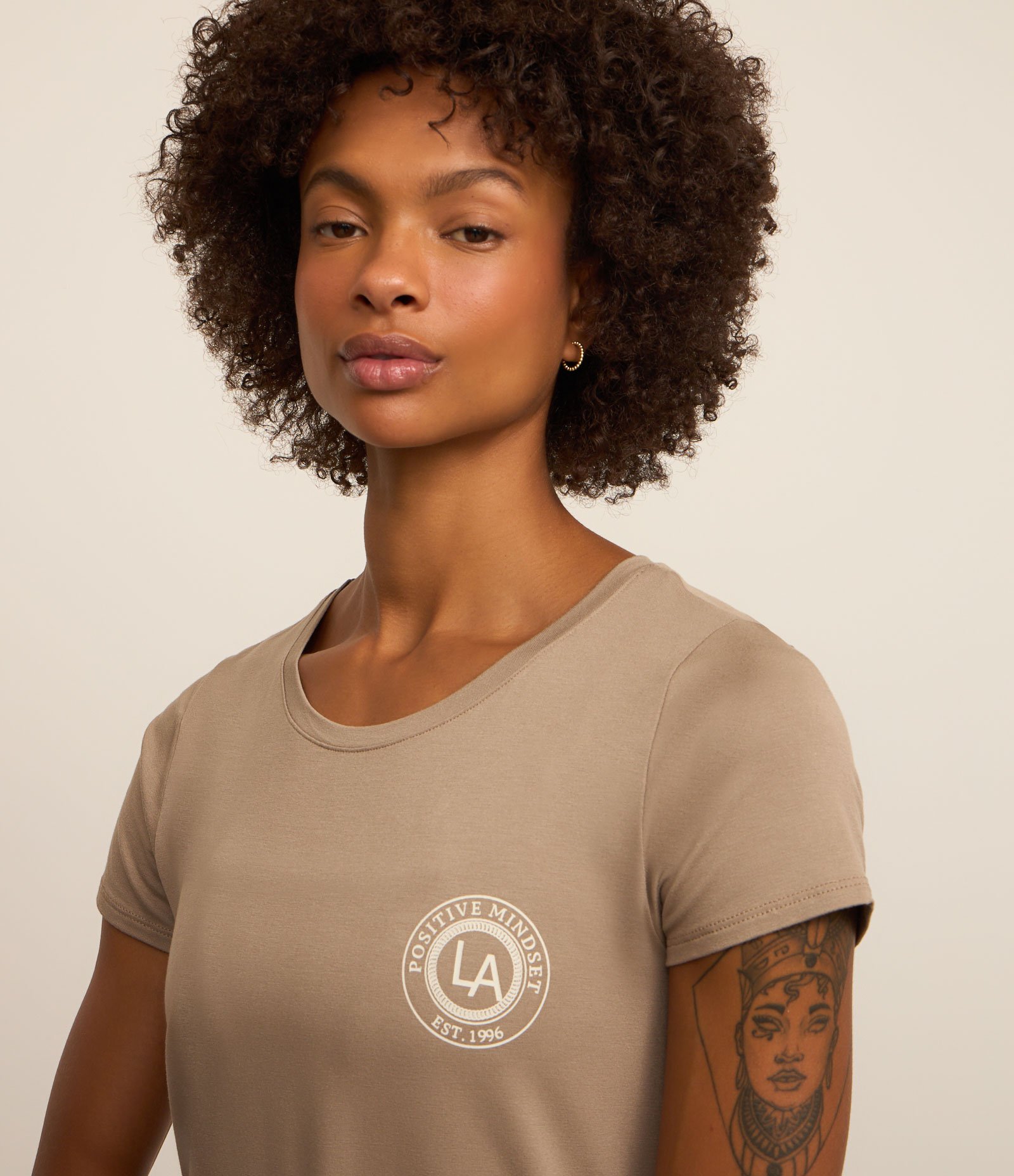 Camiseta Esportiva em Viscose com Estampa LA Frente e Costas Bege 4