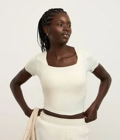 Camiseta Cropped Esportiva em Microfibra com Toque Suave